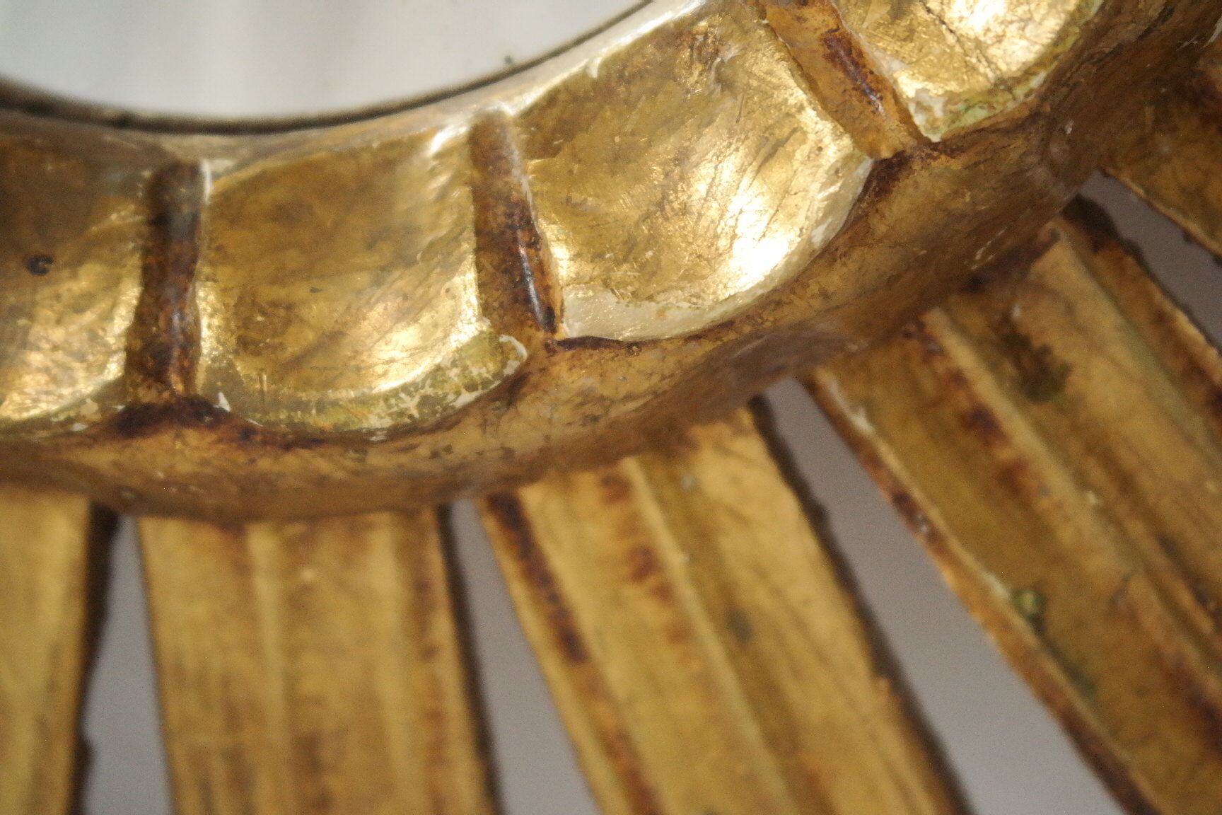 Vintage sun mirror in wood and gold resin 43 cm