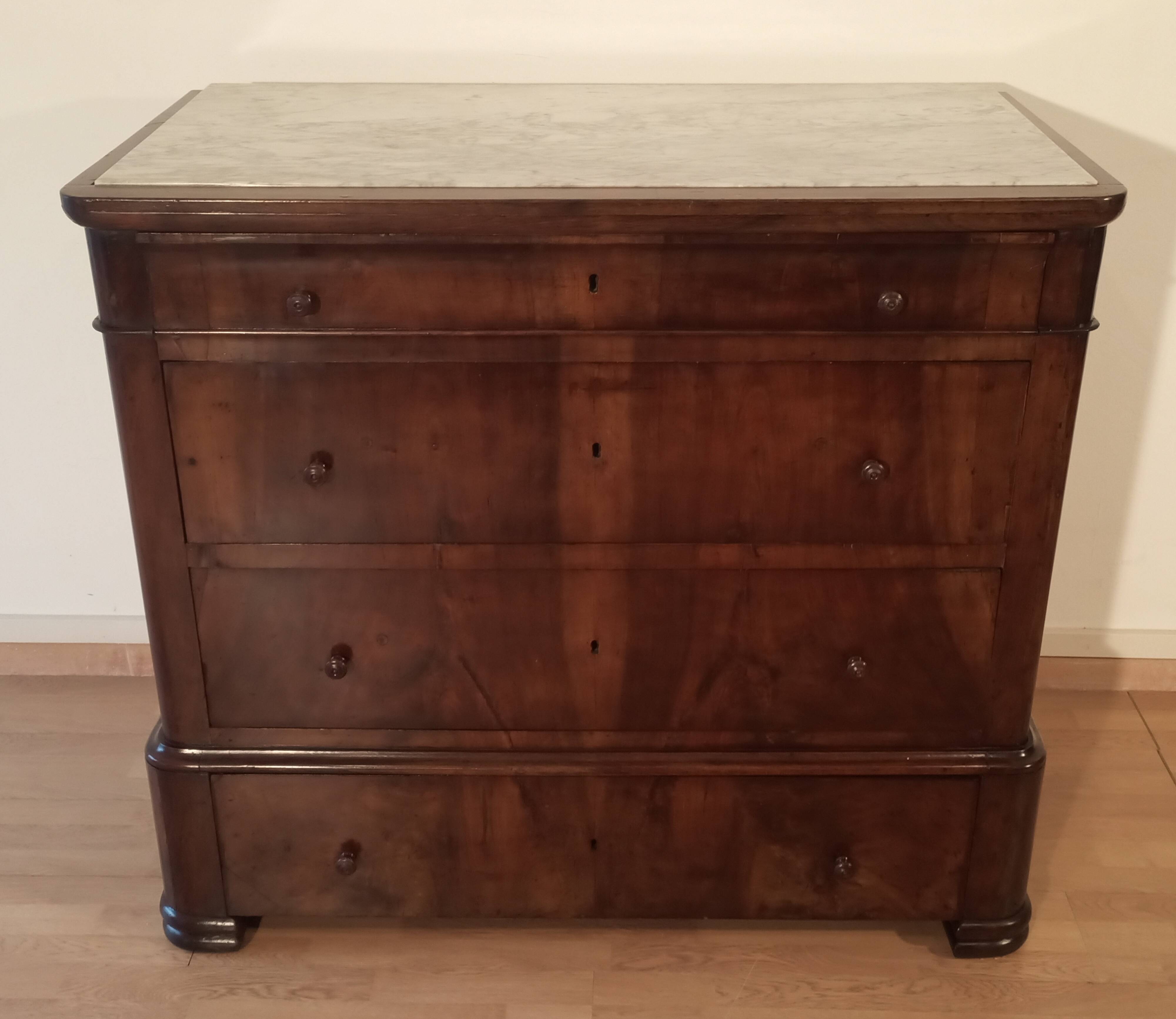 Commode italienne à quatre tiroirs en noyer de la fin du XIXe siècle