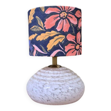 Lampe à poser, pied en verre de Clichy rose et abat-jour fleuri