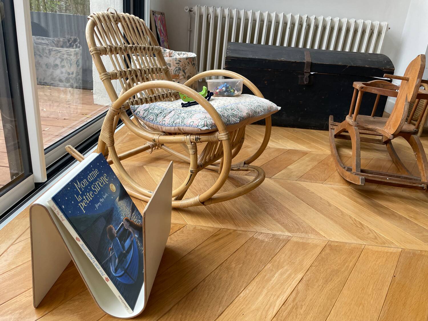 Wavy magazine holder