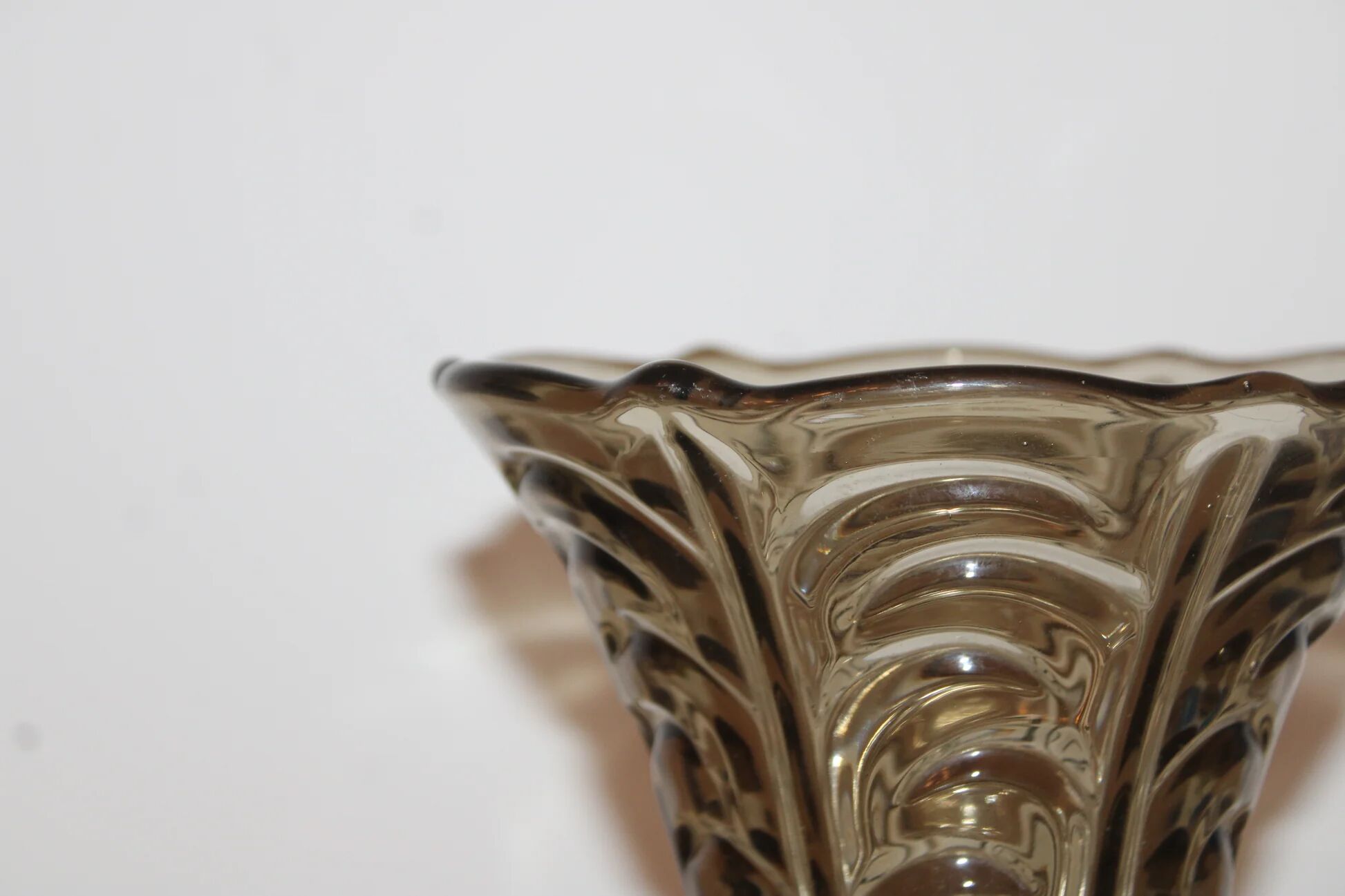 Vase en verre moulé teinté brun fumé