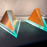 Pair of postmodern triangular sconces, gold metal and lucite, fin XX by Massive
