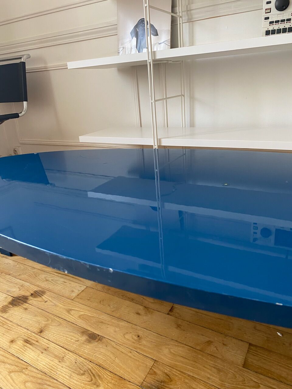 Oval coffee table in blue lacquered wood