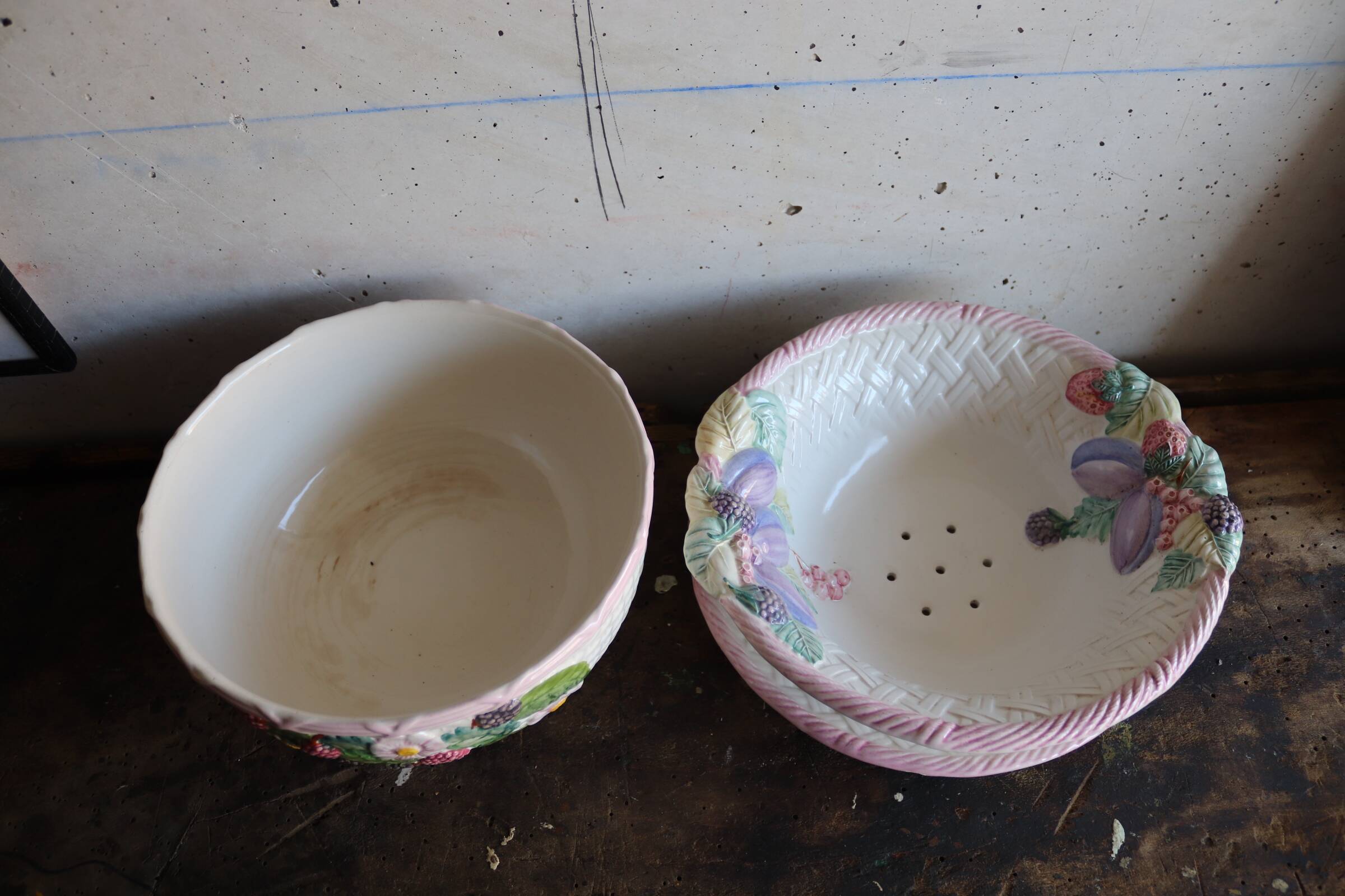 Salad bowl and drainer in vintage slip