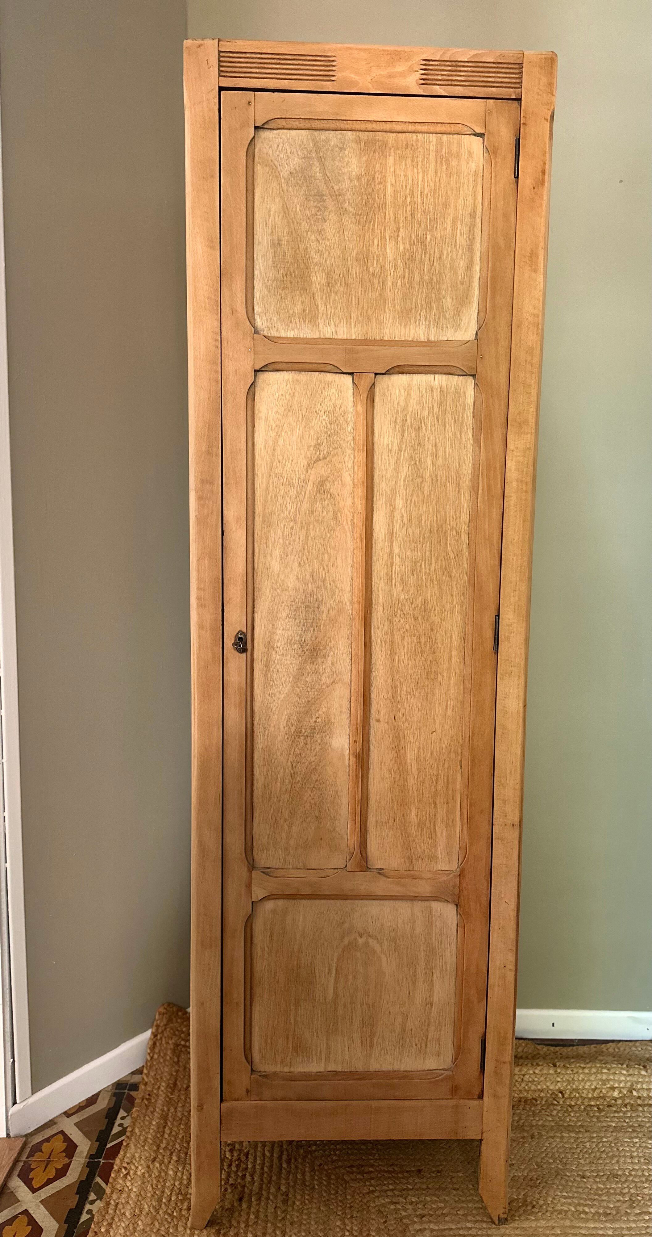 Parisian wardrobe bonnetière
