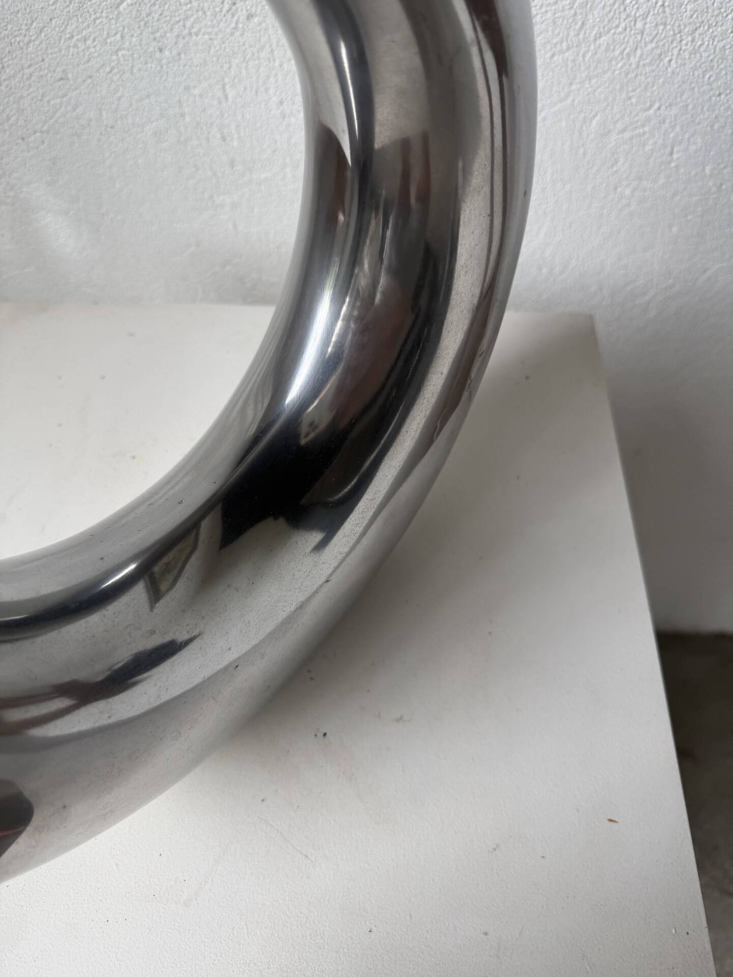 Round aluminium loop vase