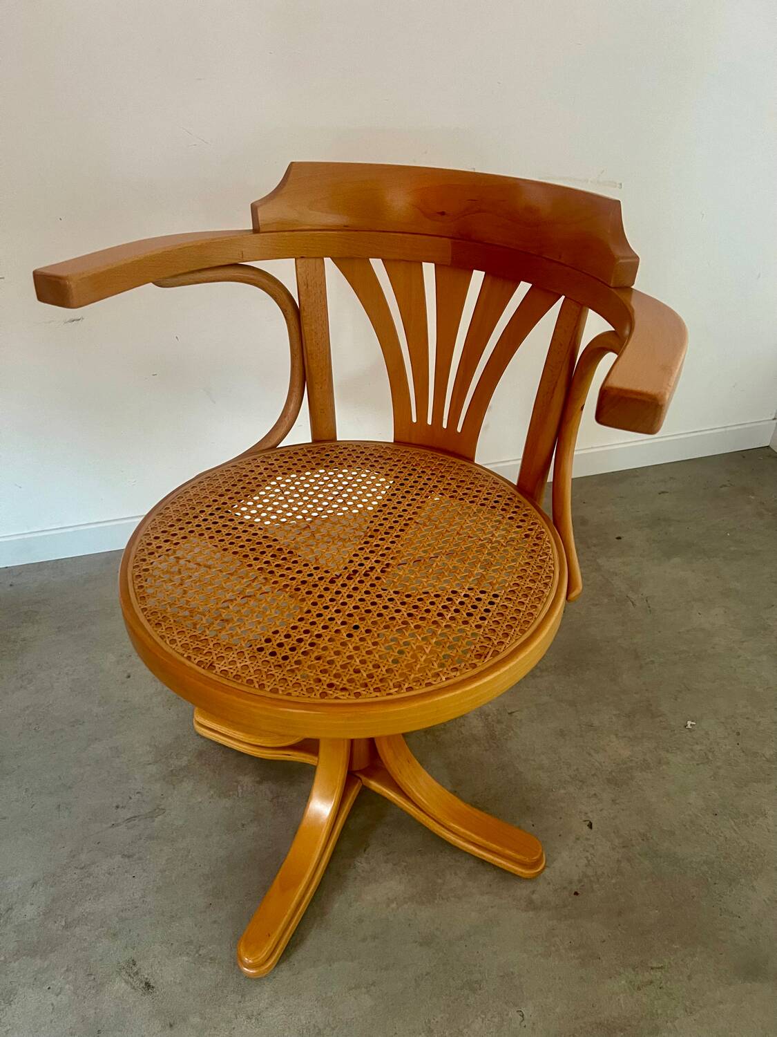 Old “American” office armchair in blond oak wood, curved cannage design, 60s vintage