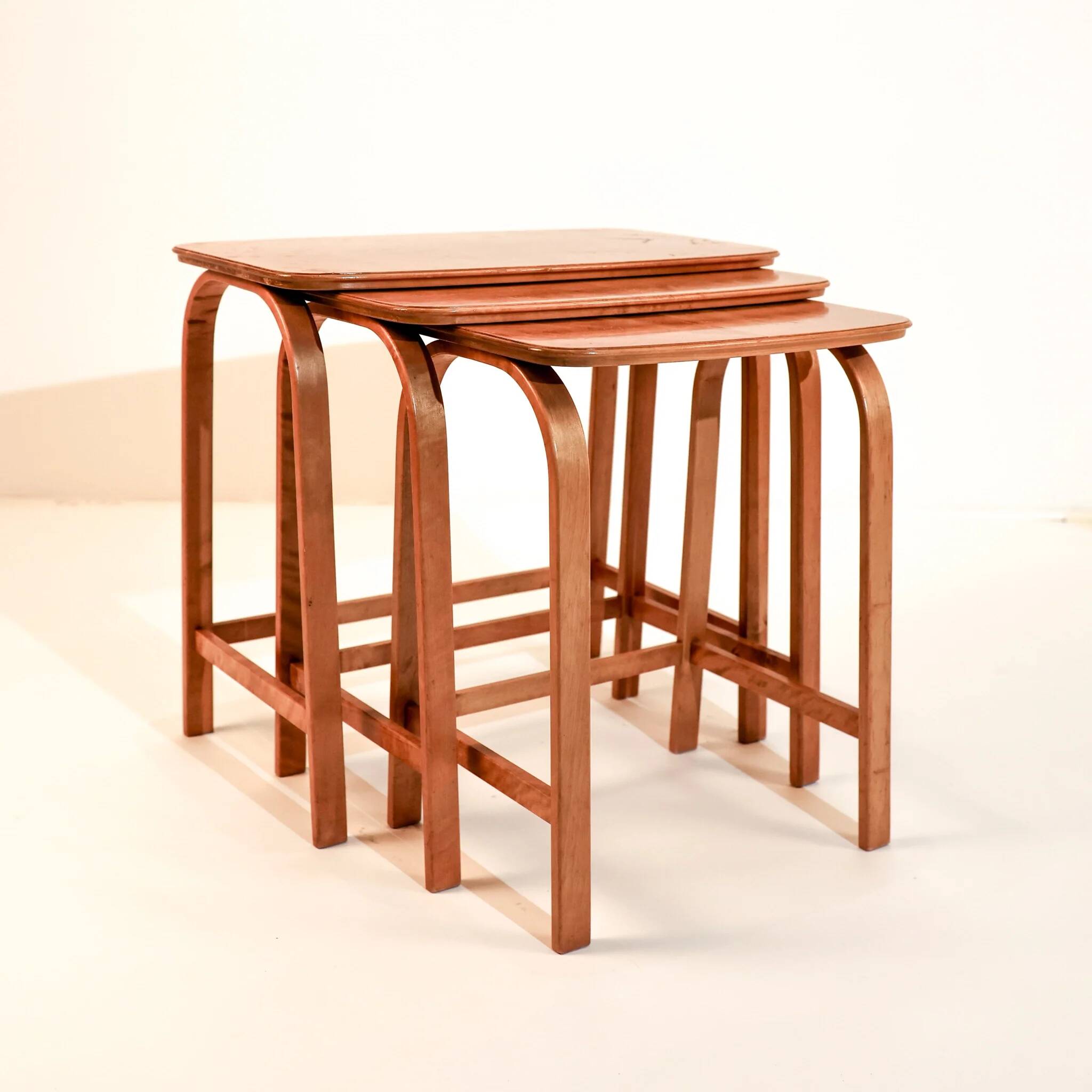 3 tables gigognes Axel Larsson pour Bodafors, années 1930