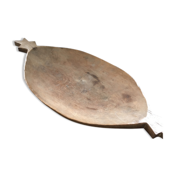 Wooden plate in the shape of a pineapple.