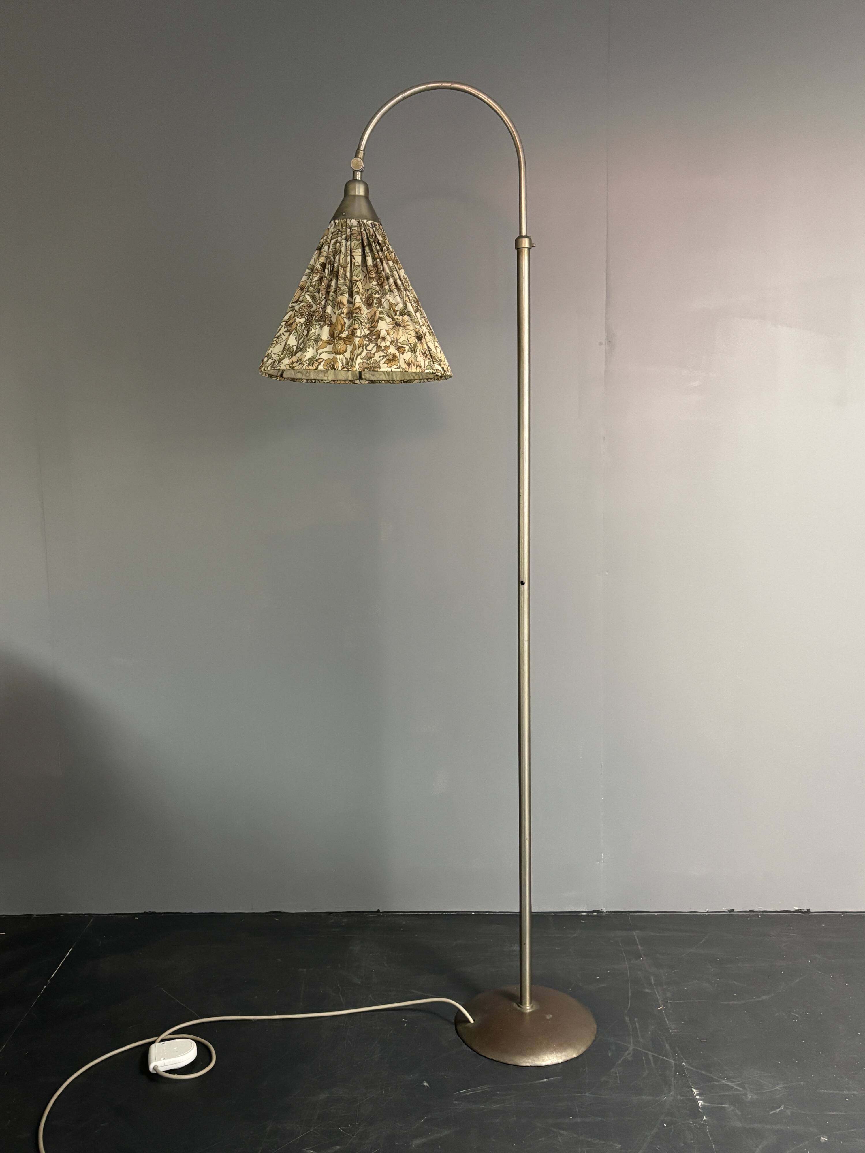 Dutch art deco modernist Bauhaus GISO 451 arc floor lamp W.H. Gispen, 1929