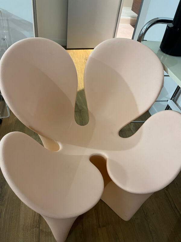 Fauteuil Clover de Ron Arad rose pâle