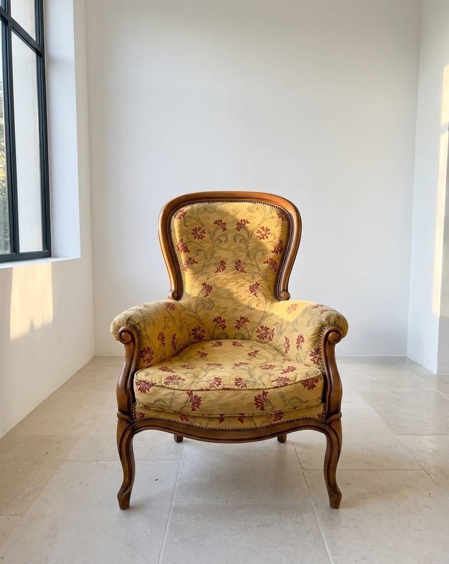 Fauteuil ancien multicolore en bois massif