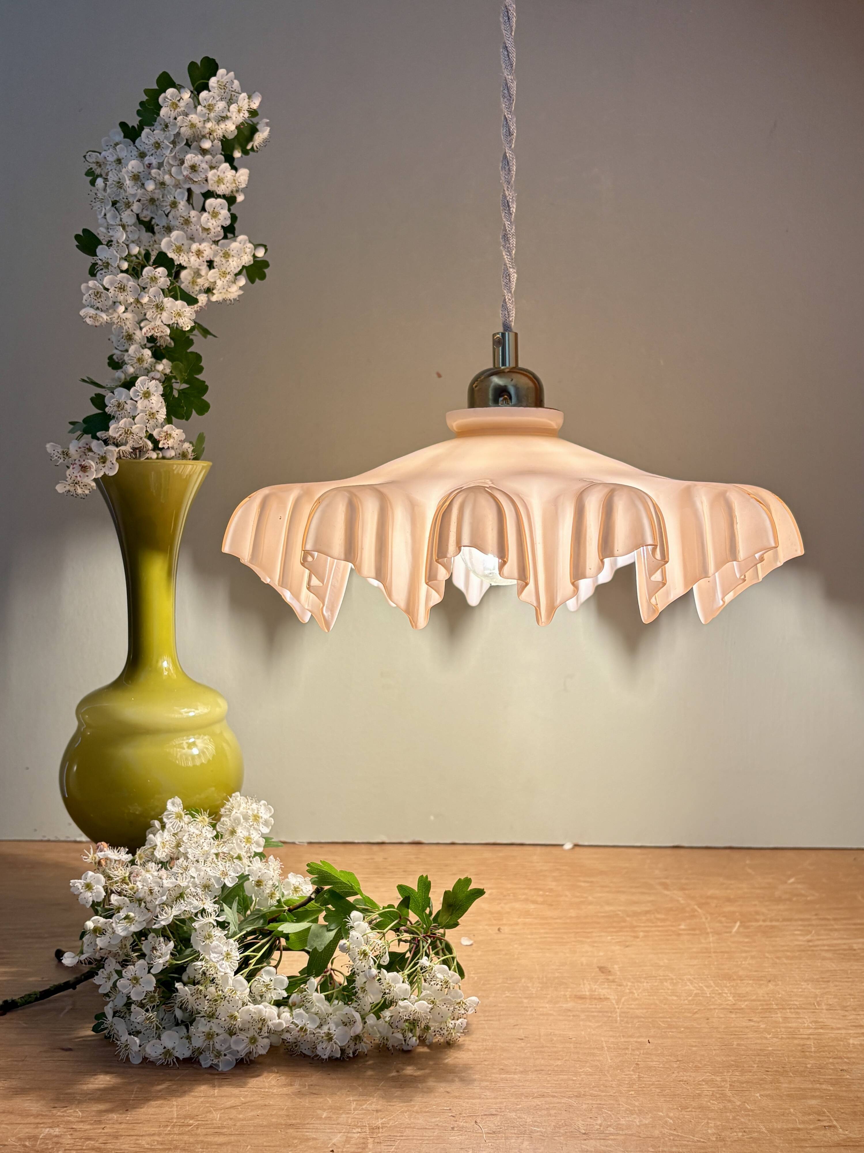 Suspension abat-jour vintage en opaline rose