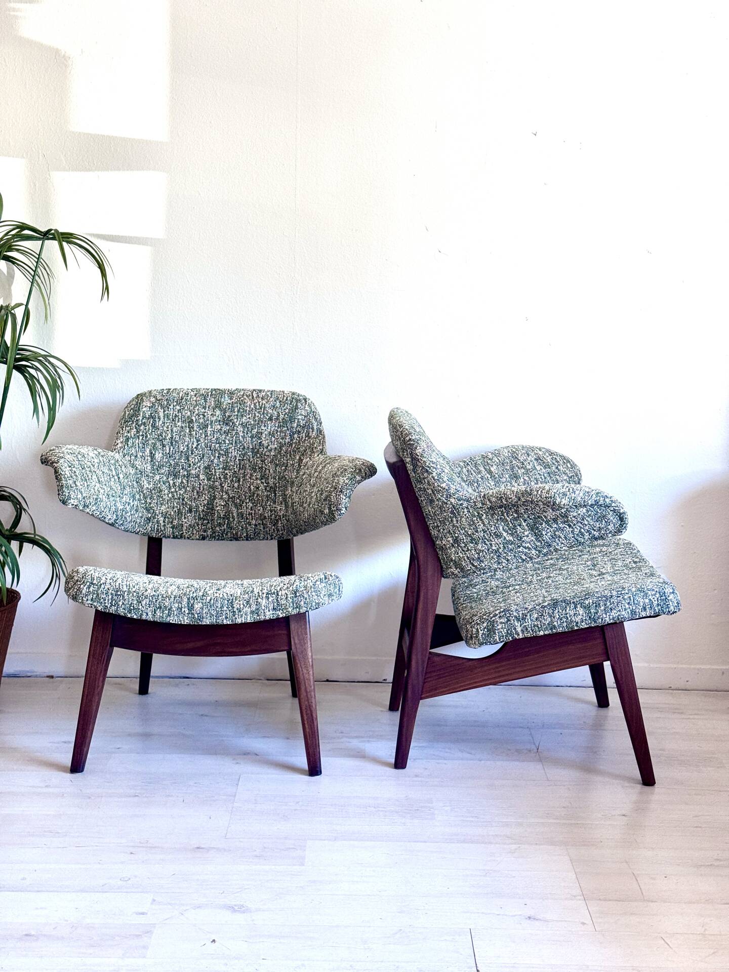 Ensemble de deux chaises Penguin Louis van Teeffelen des années 1960.