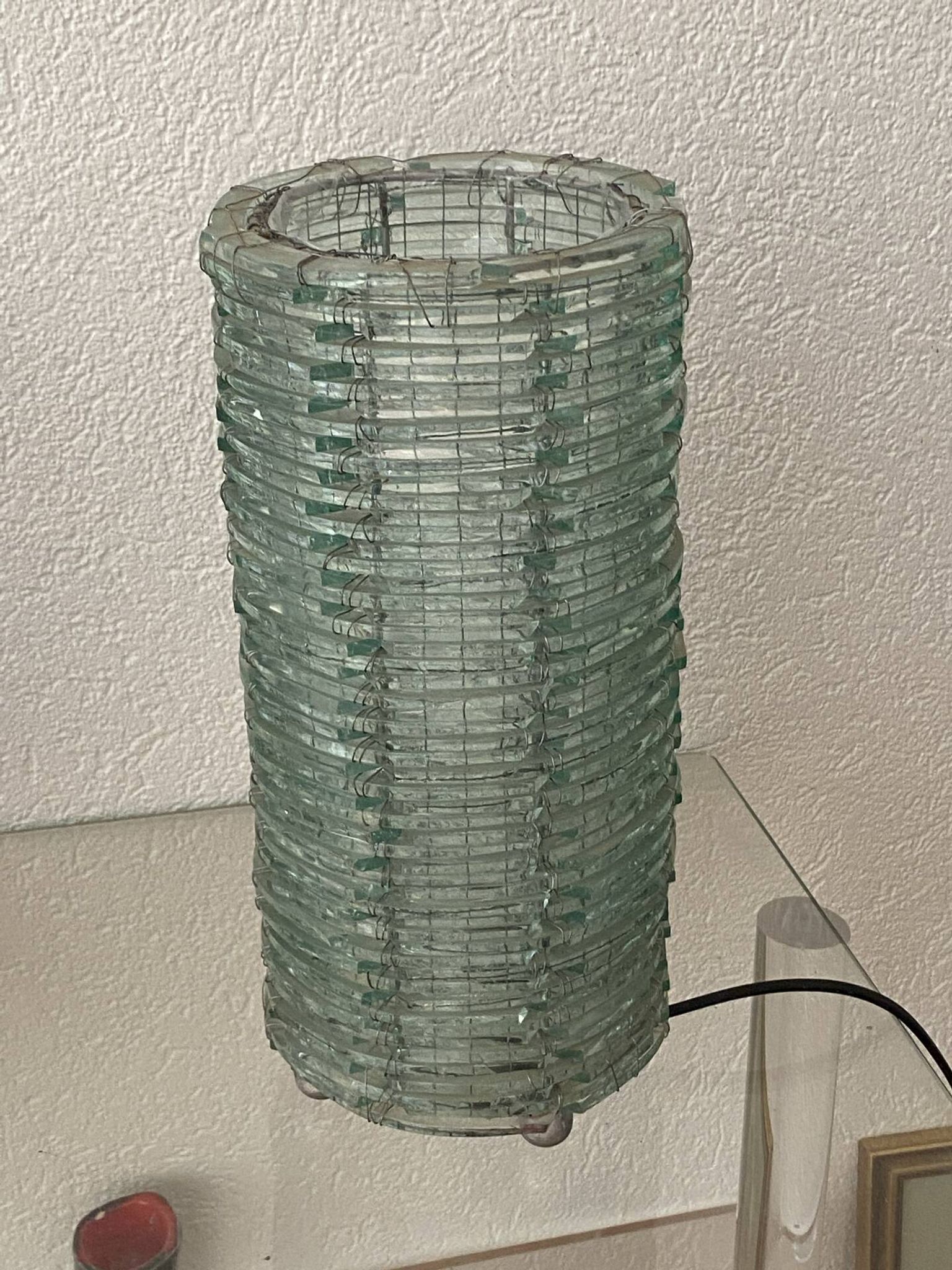 Lampe en verre de couleur bleutée et fil de fer