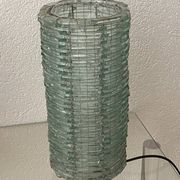 Lampe en verre de couleur bleutée et fil de fer