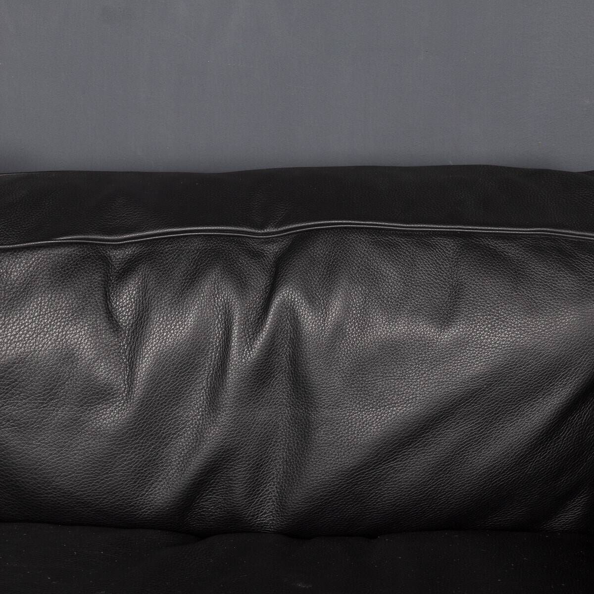 3 fauteuil grand confort, deux places cassina sofa. le corbusier