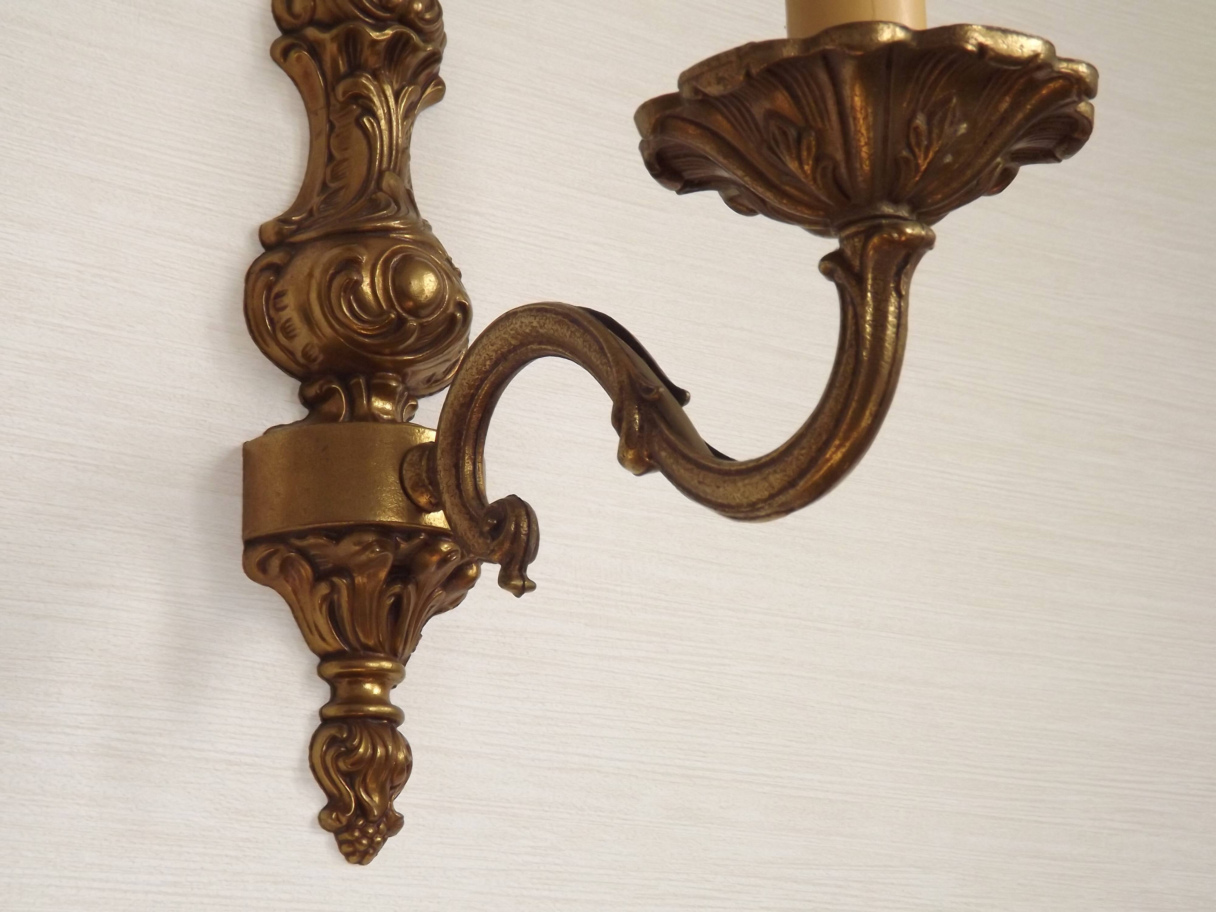Pair Of Elegant Vintage French Traditional Style Bronze Single Wall Lights