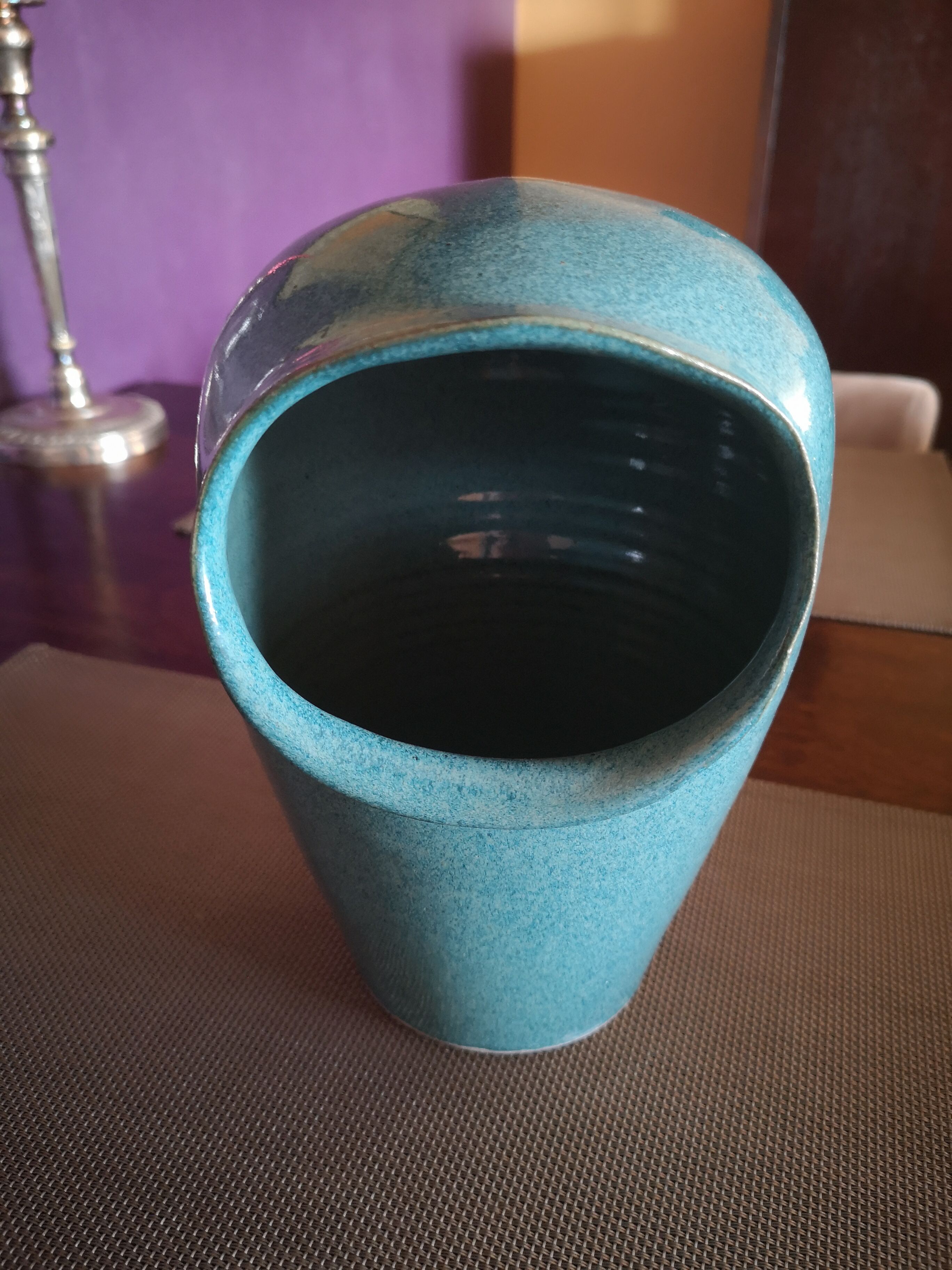 Cache pot en céramique ou grés émaillé bleu turquoise signé