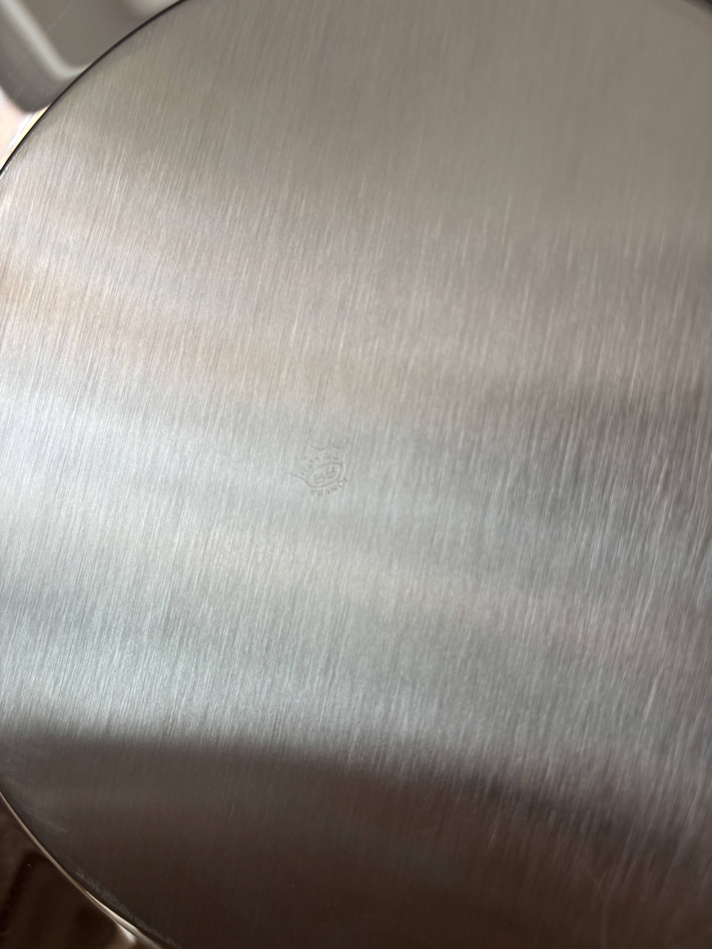 modernist presentation plates in polished mirror steel – Bouillet Bourd