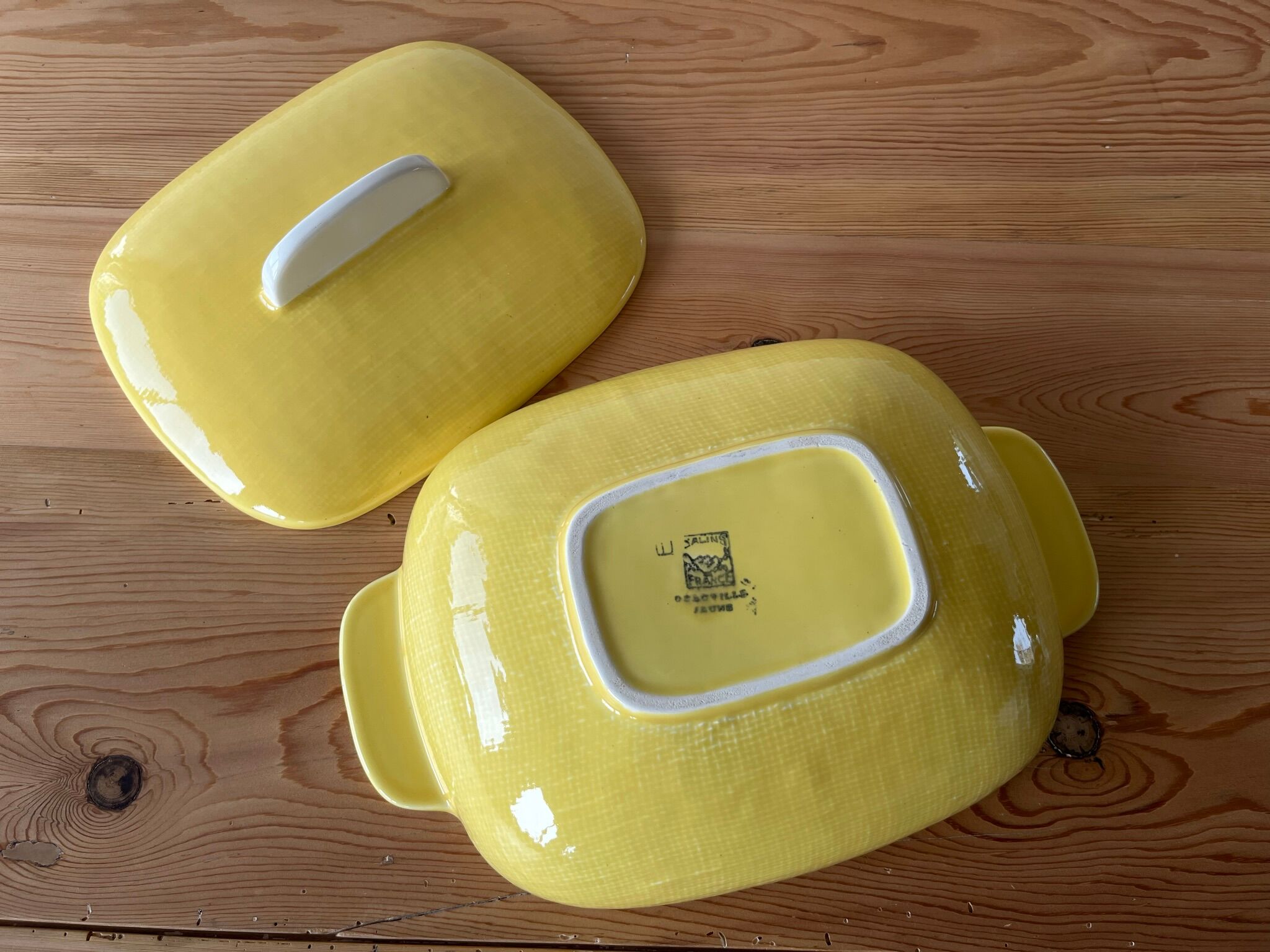 Flat and lid in yellow earthenware from Salins
