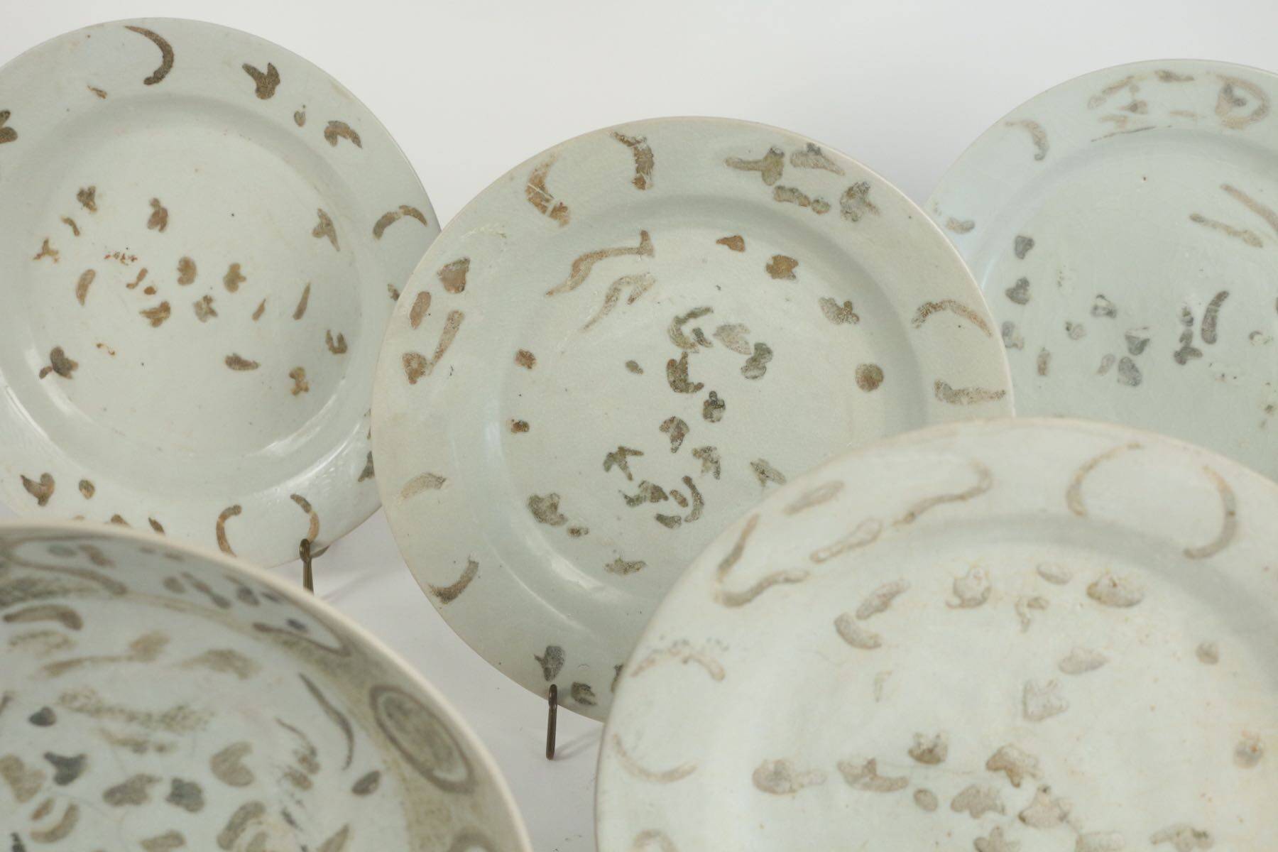 Chinese porcelain plate. 17th-century work.