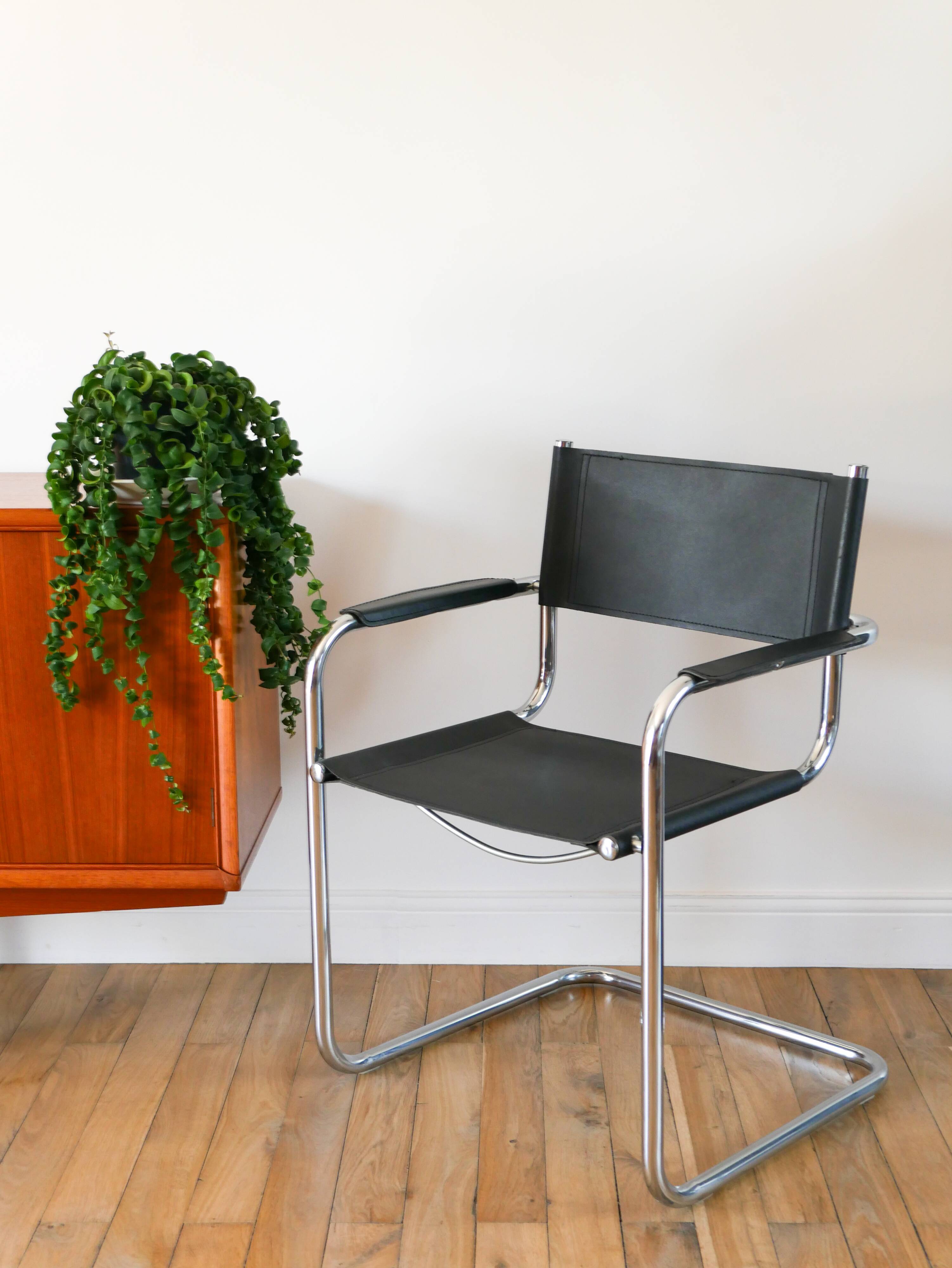 Ensemble de 4 fauteuils tubulaires en croute de cuir Cantilever chrome et Noir, dans le goût de Mart Stam, 1970