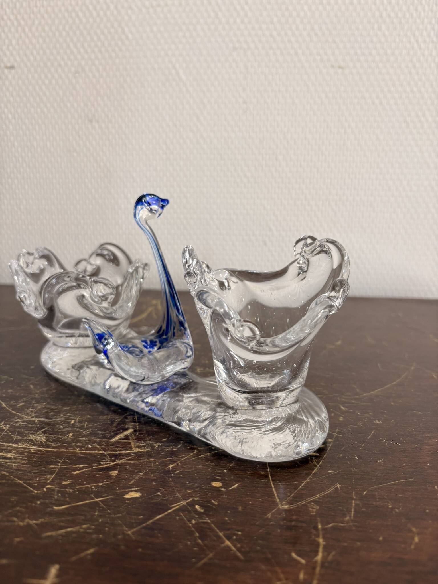 Double salt and pepper shaker, swan dragée, cobalt blue Murano glass.