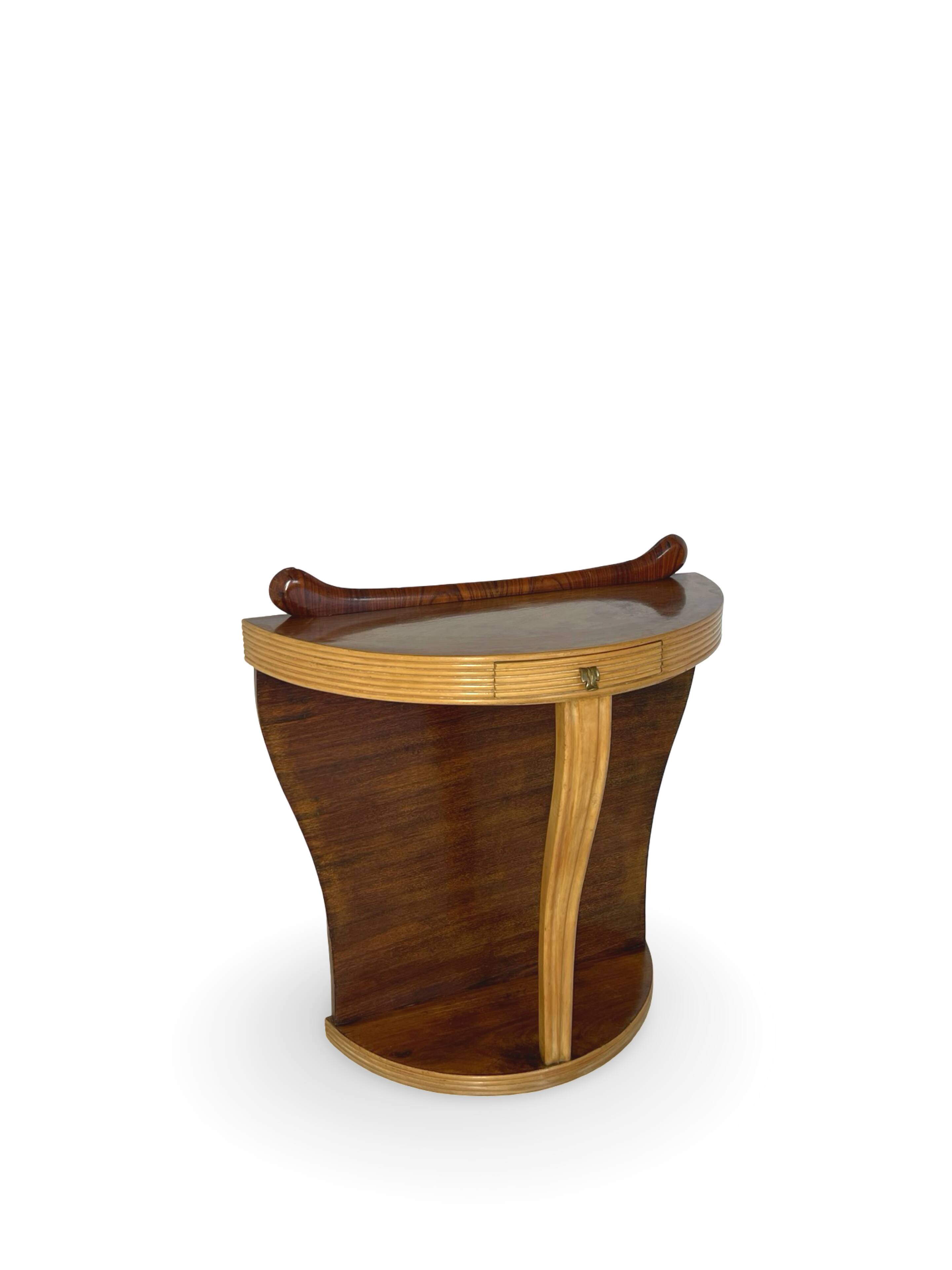 Console Art Déco moderne du milieu du siècle, dans le style de Paolo Buffa.