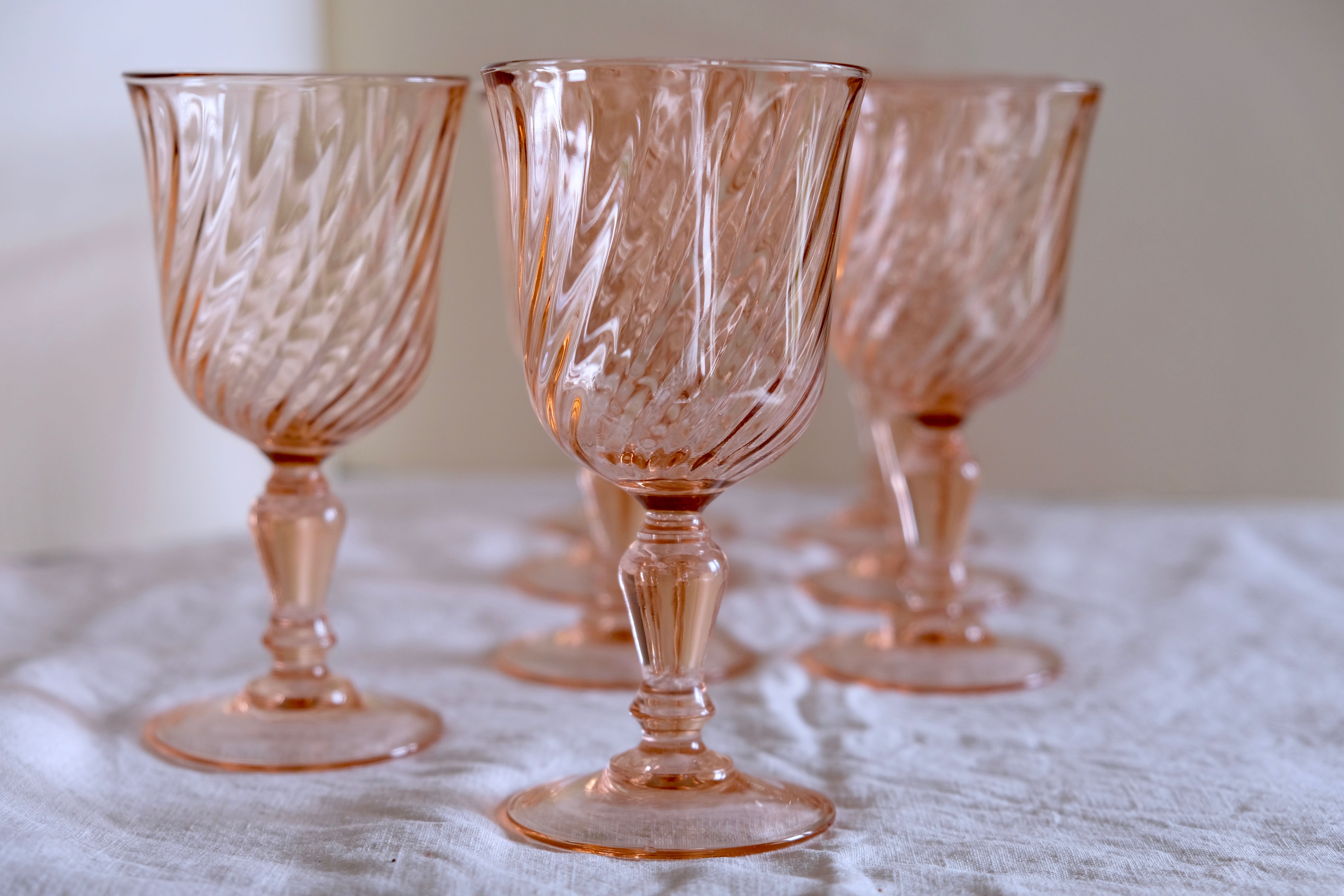 Lot de 8 verres à vin modèle "Rosaline" de chez Arcoroc Luminarc, fabriqués en France, 1970