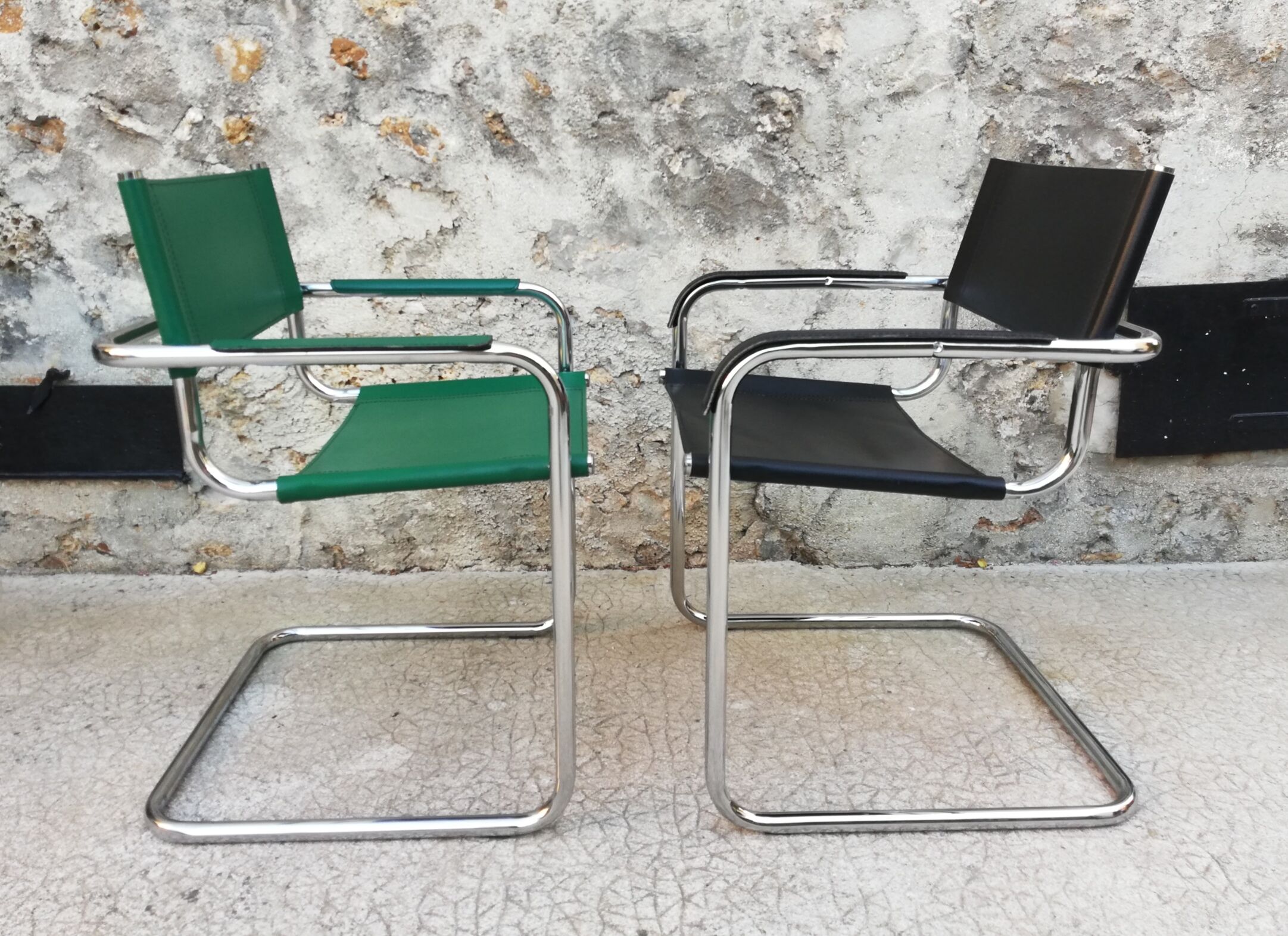 Pair of armchairs, tubular structures and imitation leather