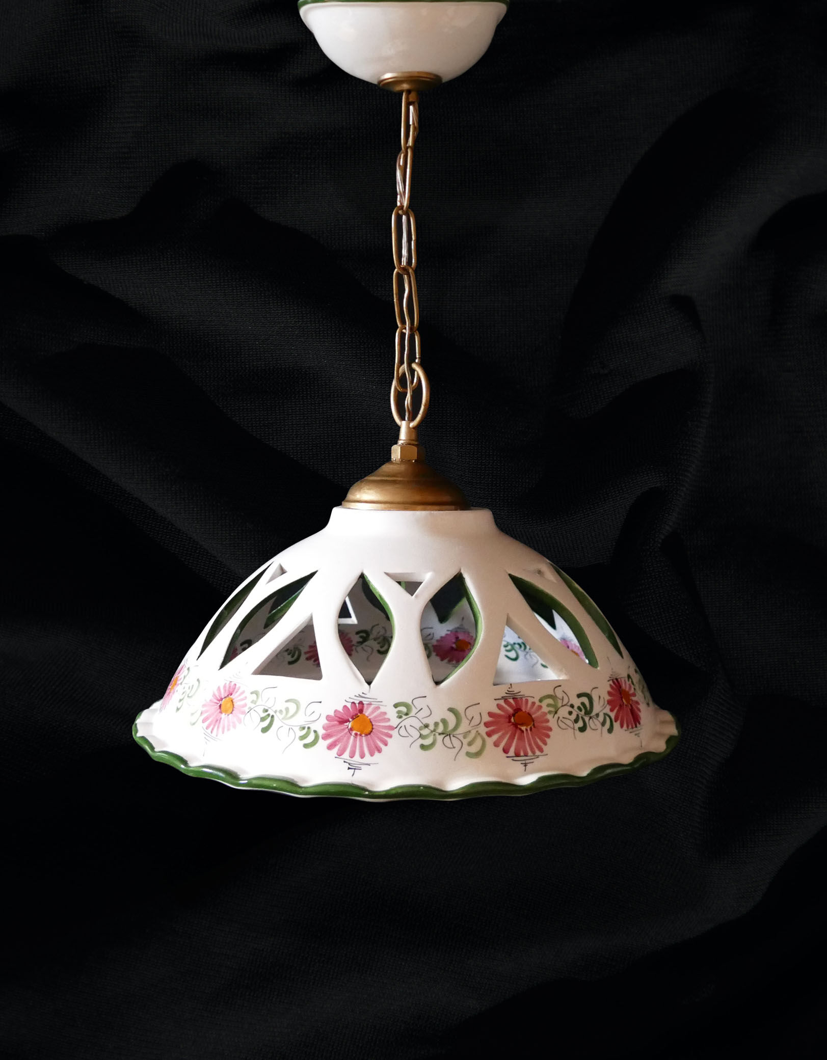 Enamelled metal luminaire suspension