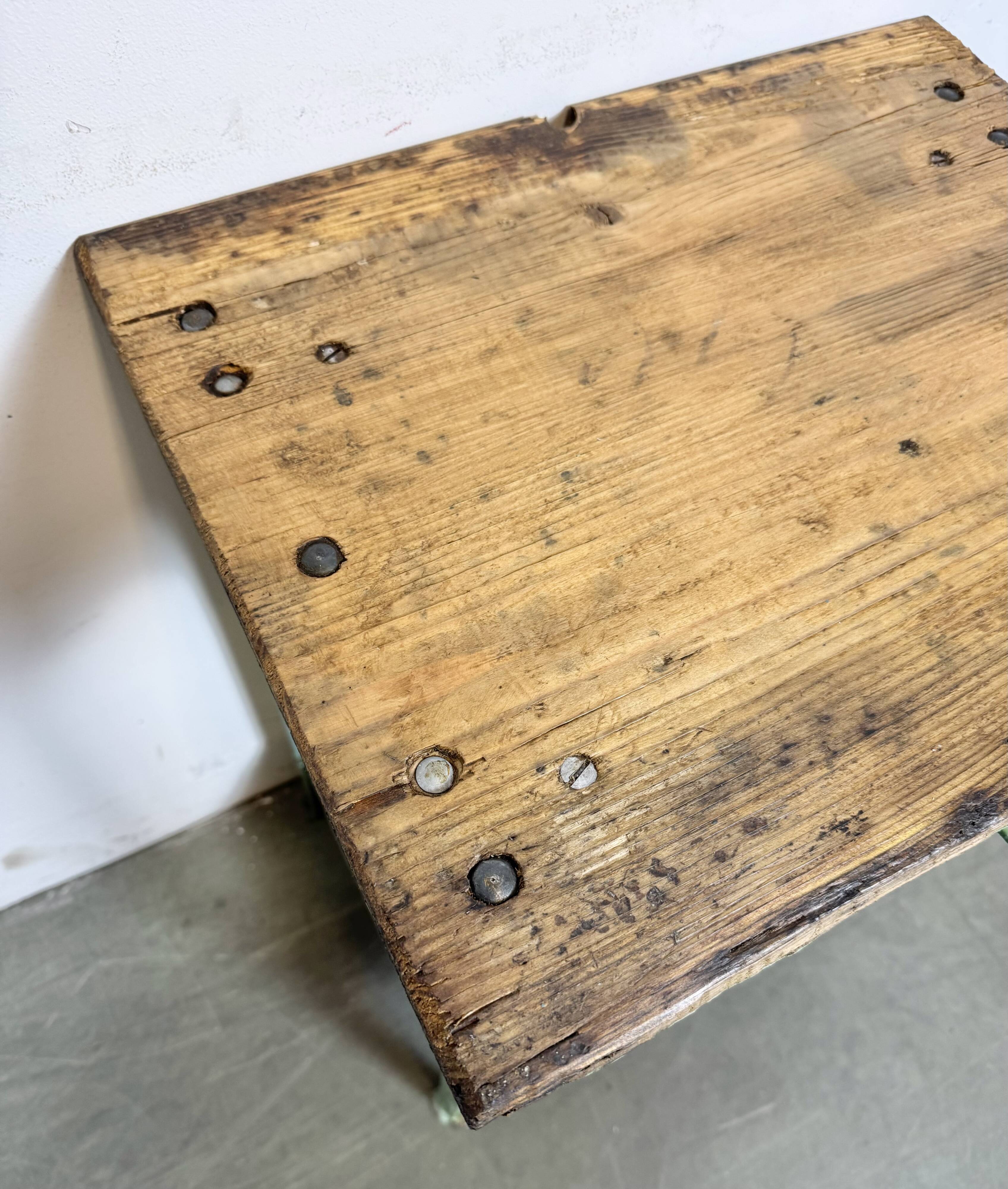 Table industrielle en fer vert, années 1950