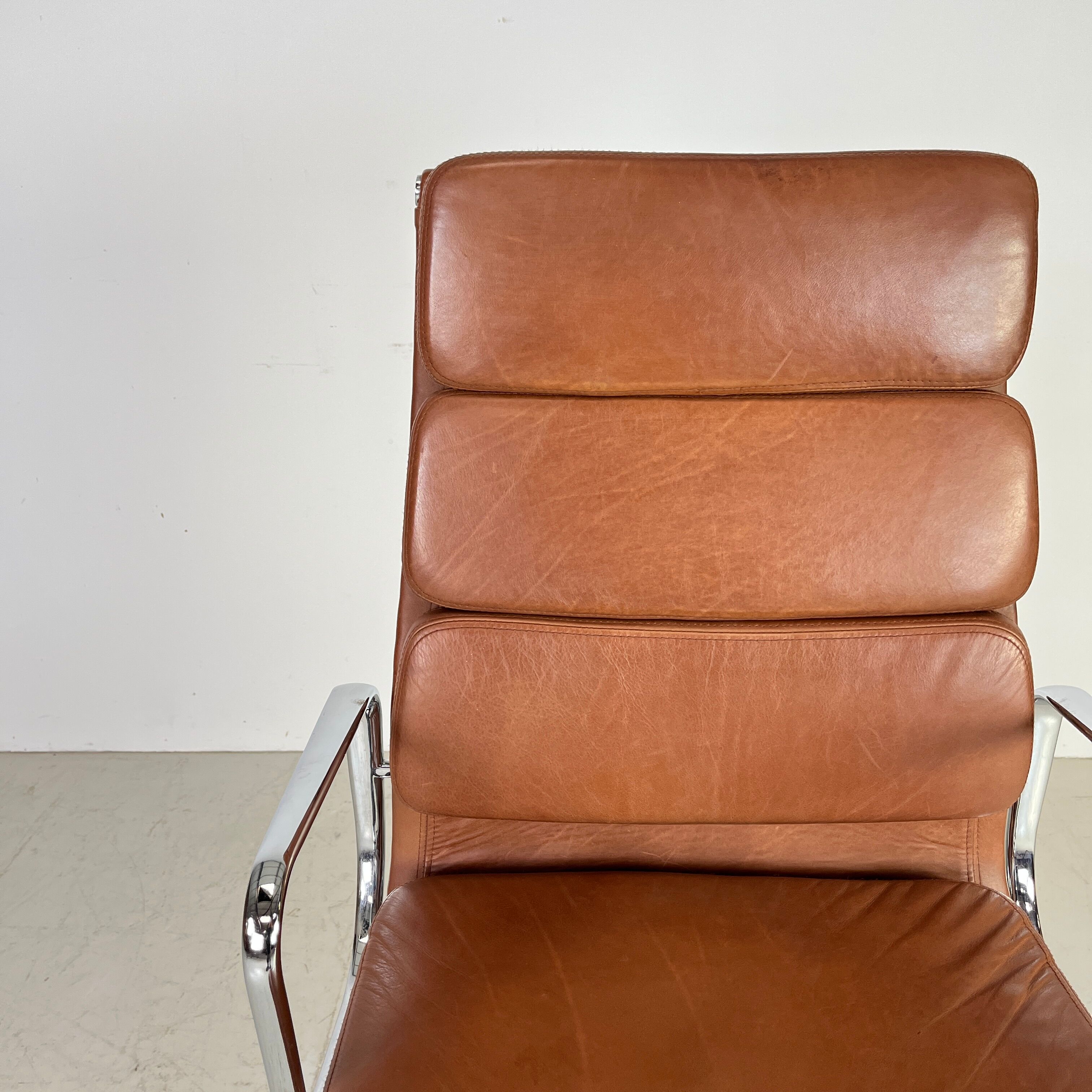 Fauteuil en cuir brun haut dossier soft pad group Eames ICF pour Herman Miller