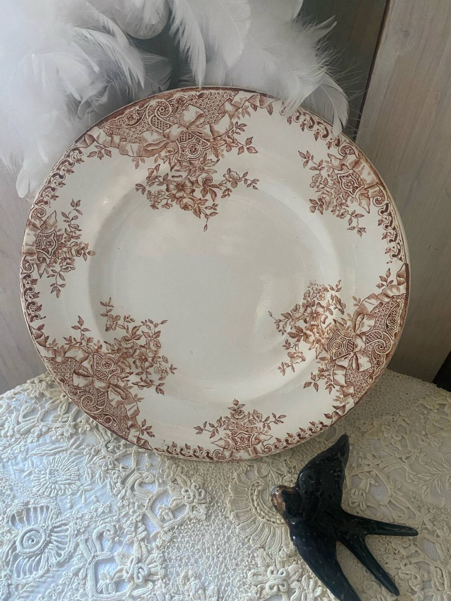 Assiette plate en terre de fer Longwy modèle Marly