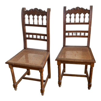Duo de chaises en bois sculpté assises cannées.