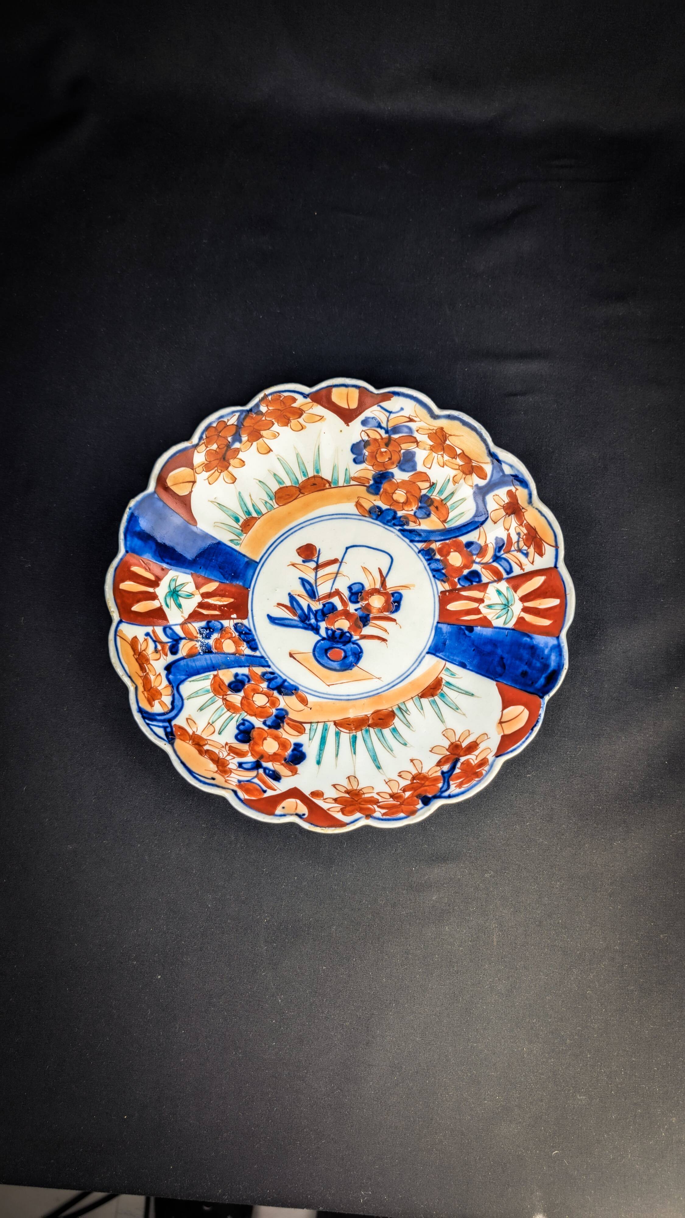 Imari porcelain plate with Japanese-style floral decoration, late 19th century