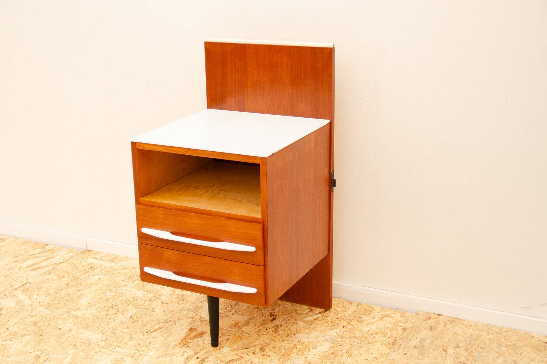 Table de nuit du milieu du siècle entièrement rénovée par Mojmír Požár, années 1960, Tchécoslovaquie