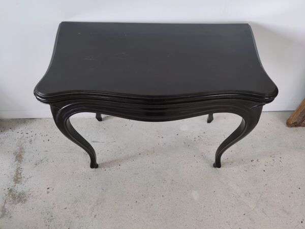 table à jeux en bois noirci mouluré, pieds cambrés, feutrine verte