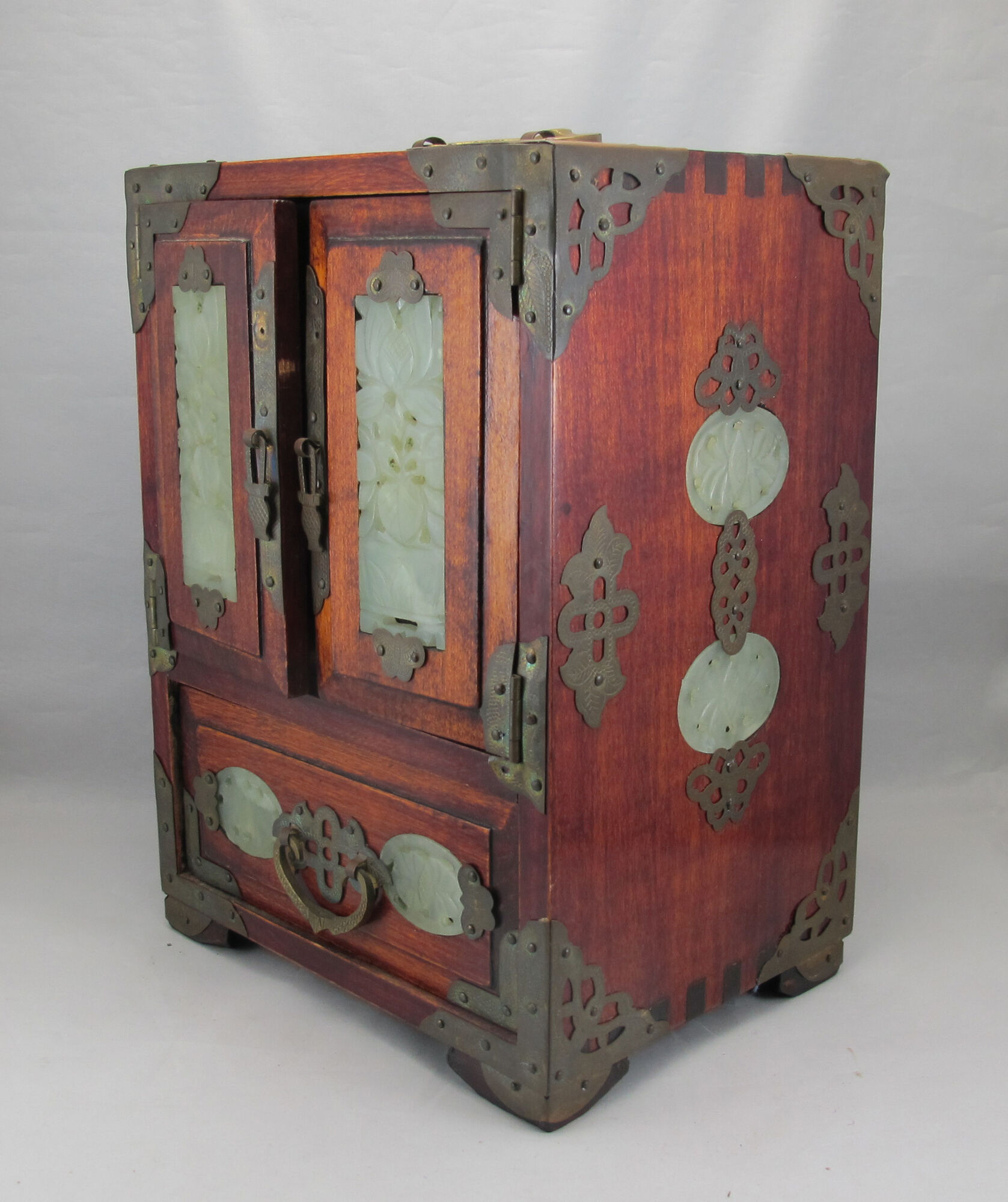 large Wooden Chinese jewelry box decorated with jade plates n°2