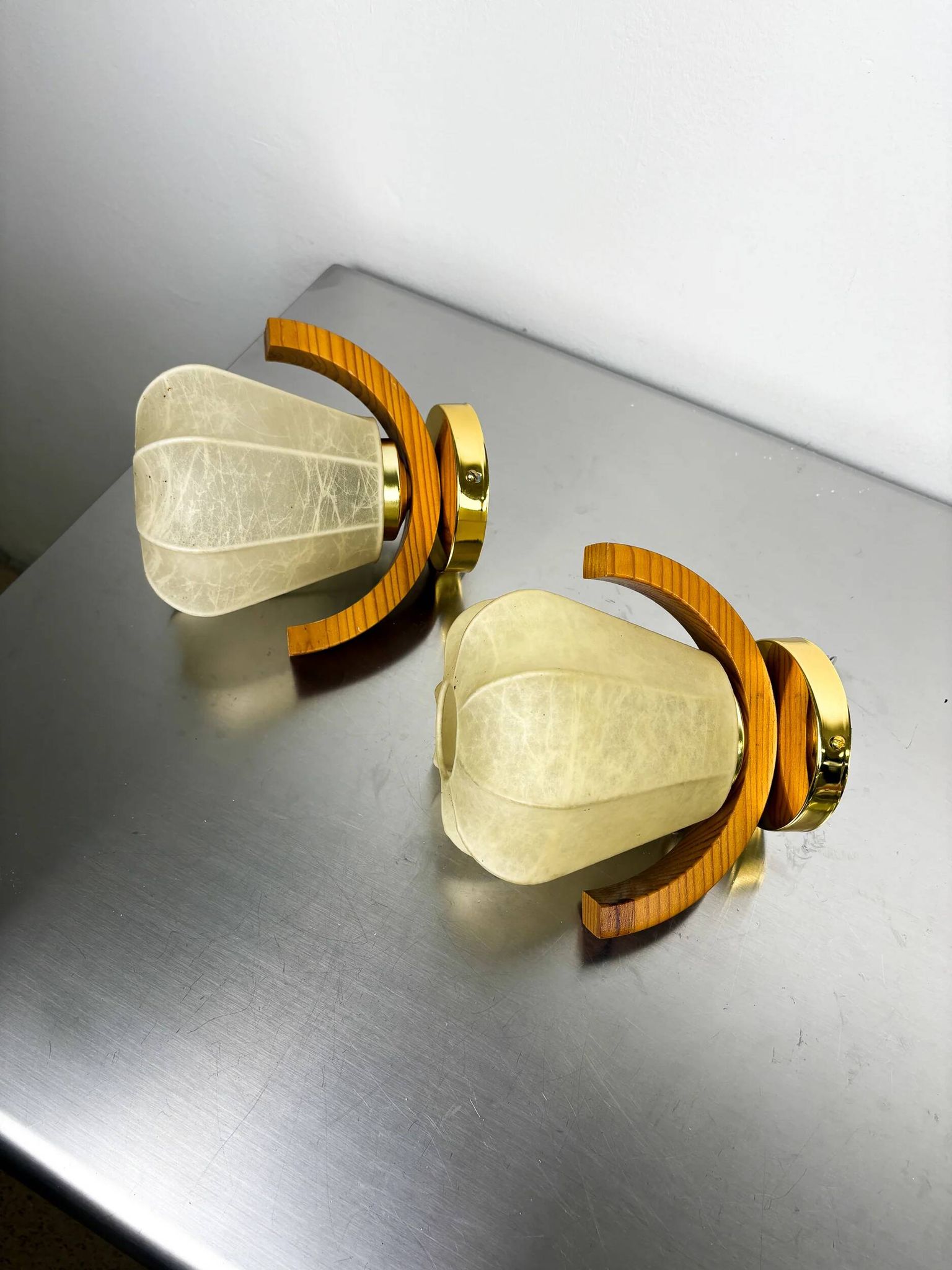 Pair of pear-shaped "Cocoon" wall sconces, resin and pine wood, Italy, 1970s
