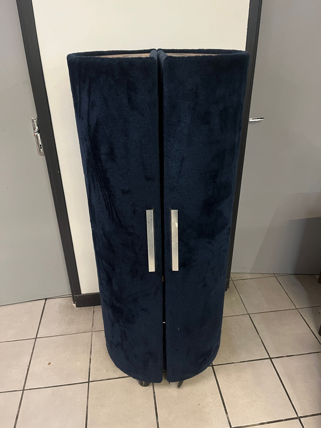 Hairdresser by Luigi Massoni