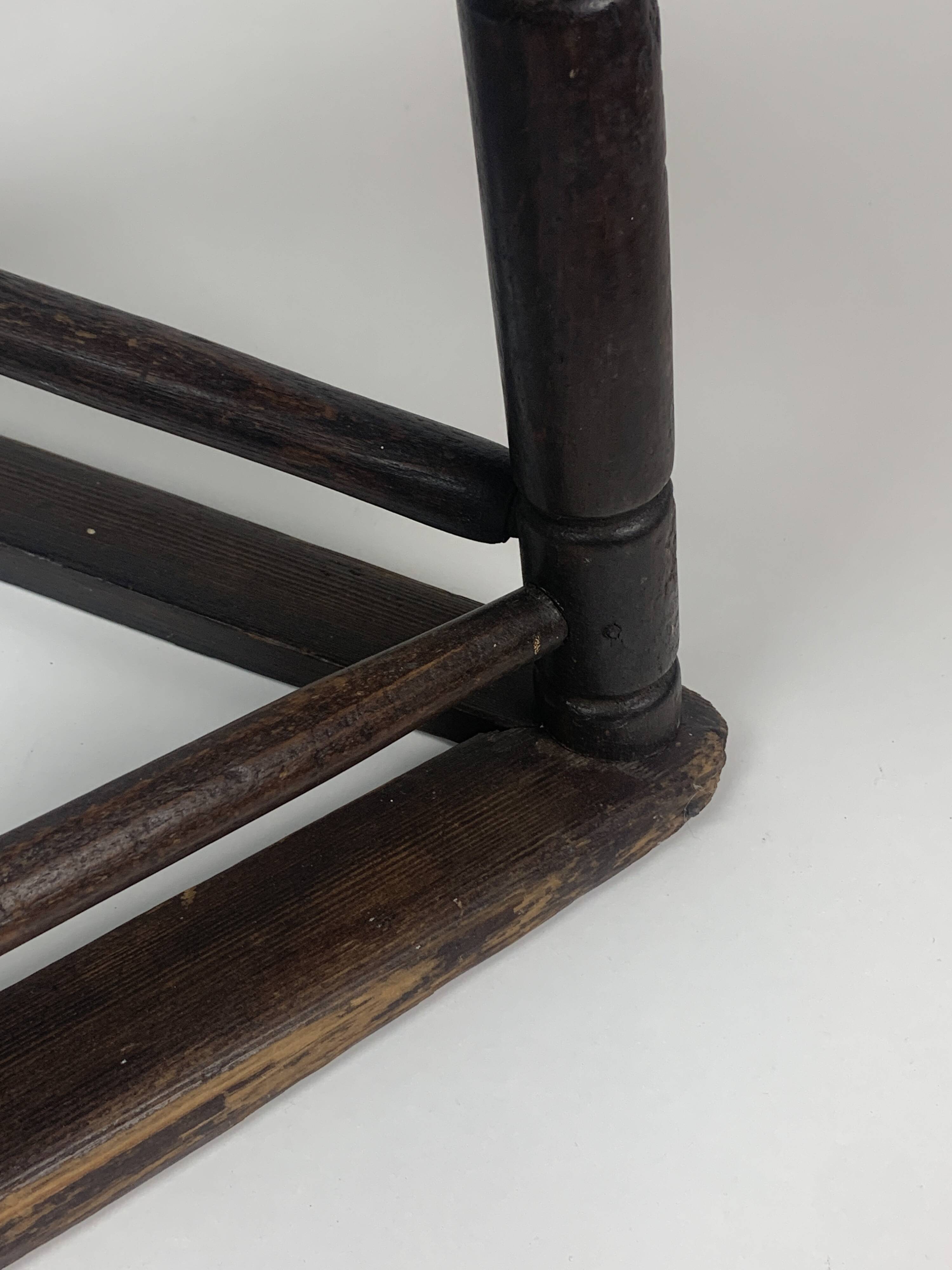 Tabouret tripode en bois ancien pour couteliers, bijoutiers et ouvriers