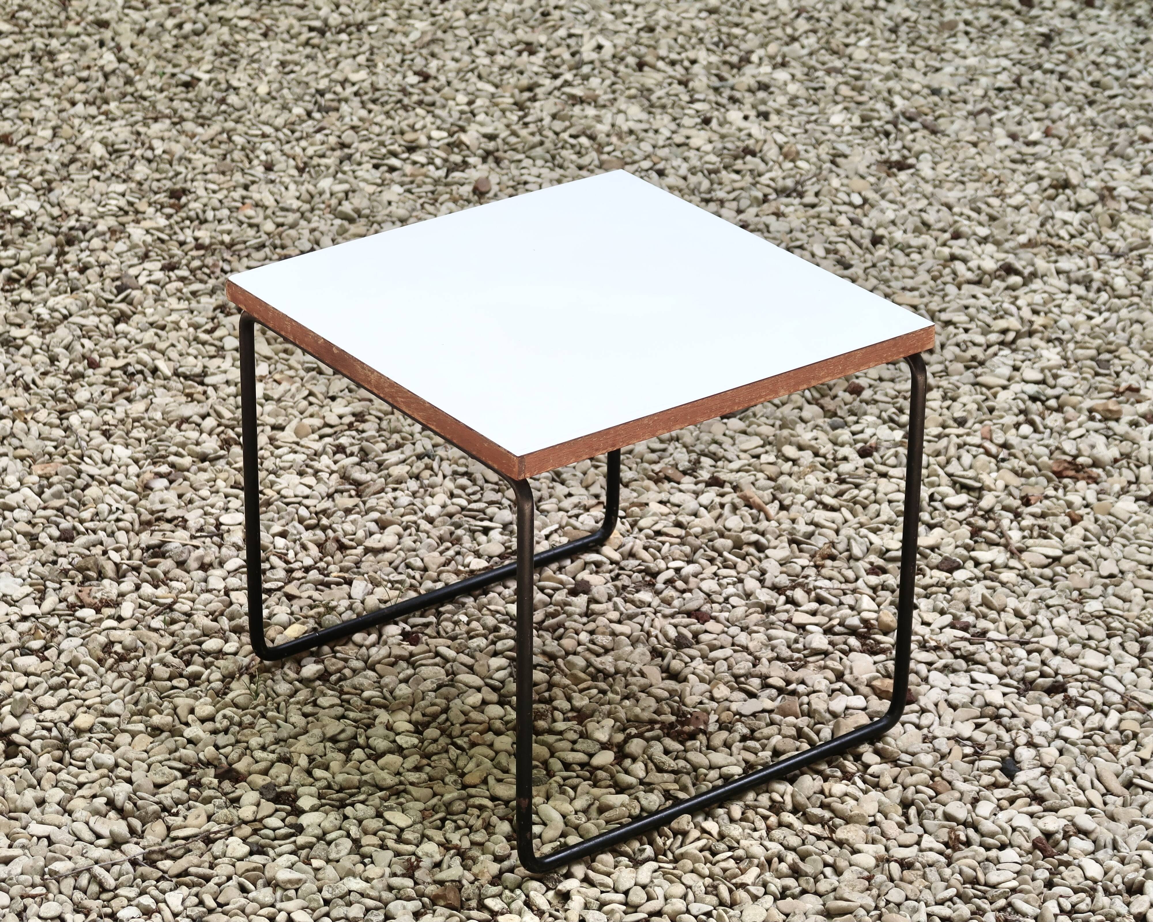 Table basse volante blanche de Pierre Guariche pour Steiner, années 50