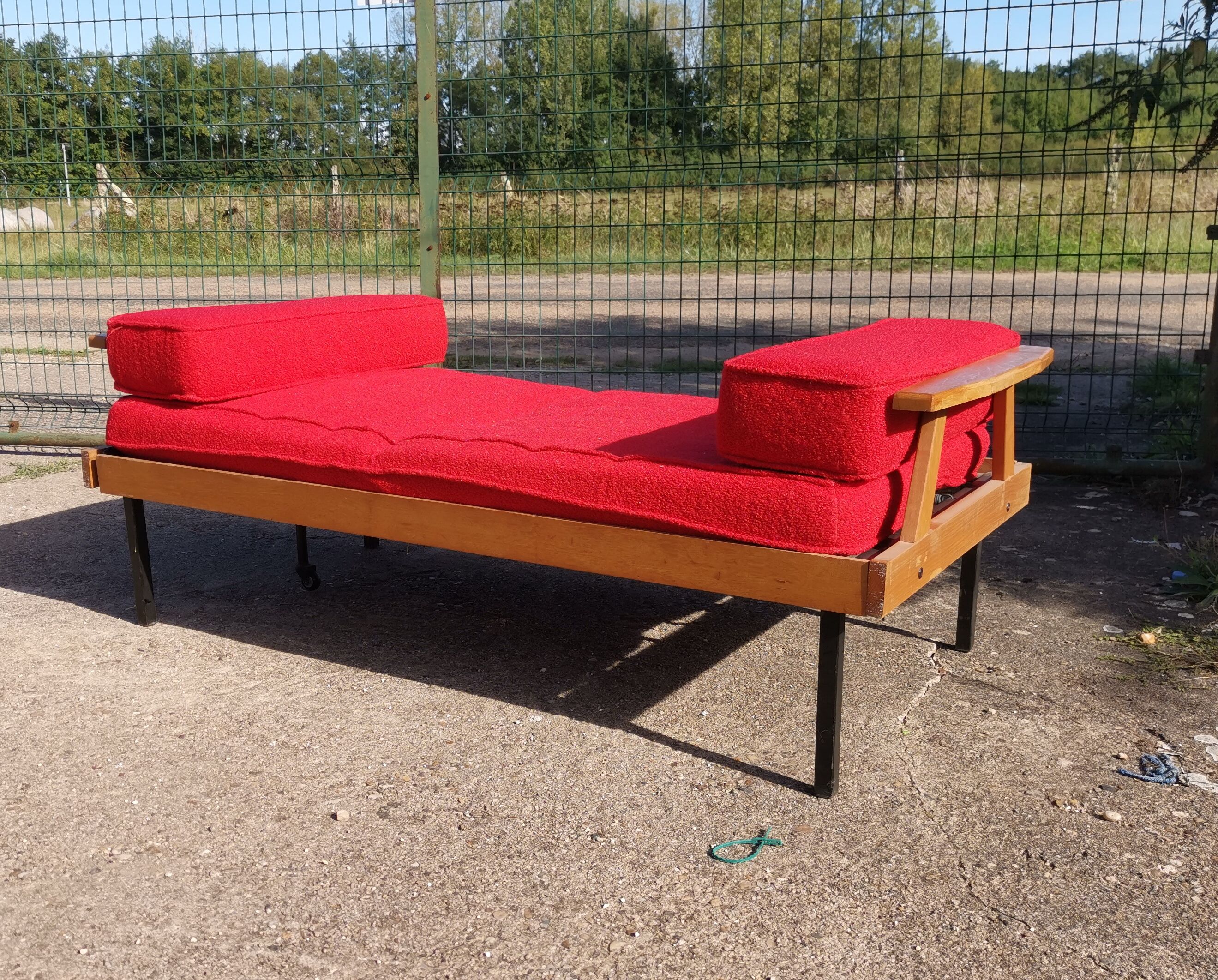 Vintage stretch scandinavian daybed