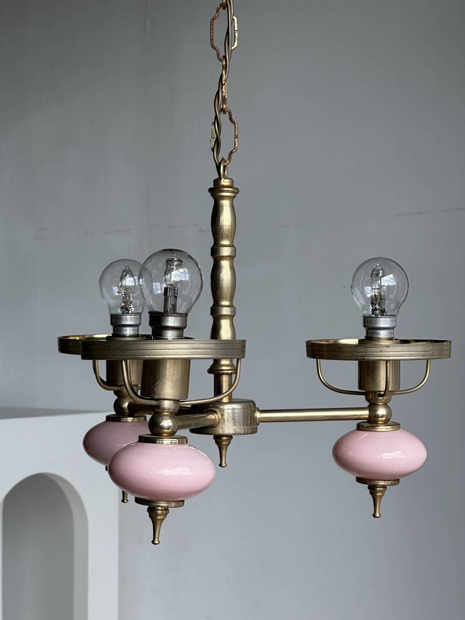 Petit lustre rose et doré à 3 bras de lumières