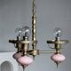 Petit lustre rose et doré à 3 bras de lumières