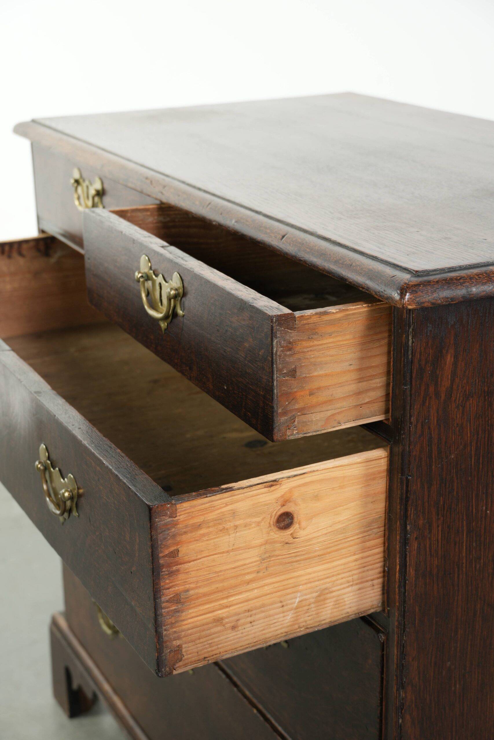 Commode en chêne anglais antique de la fin du XVIIIe siècle.