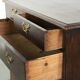 Commode en chêne anglais antique de la fin du XVIIIe siècle.