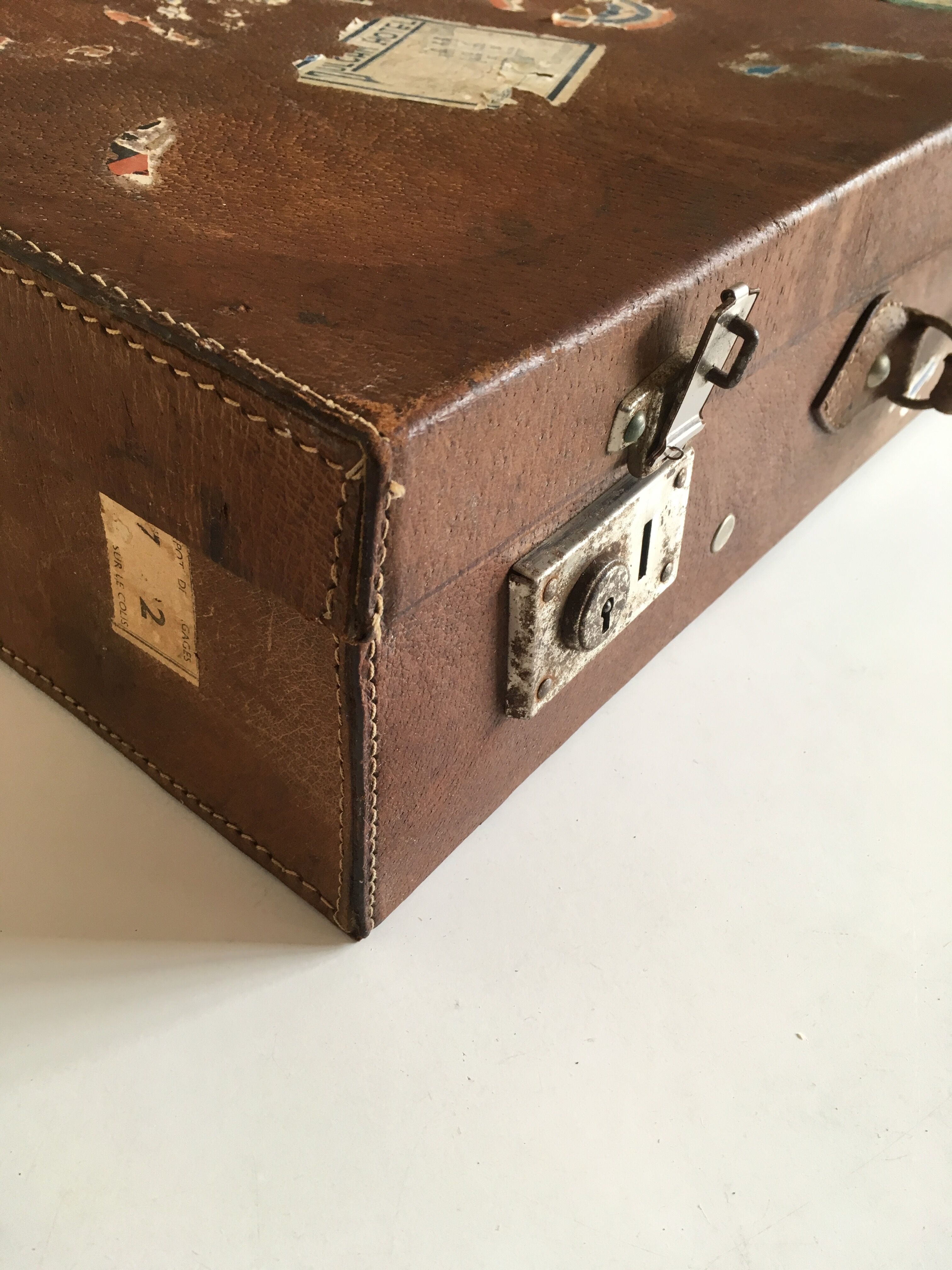 Suitcase of leather with labels of palaces